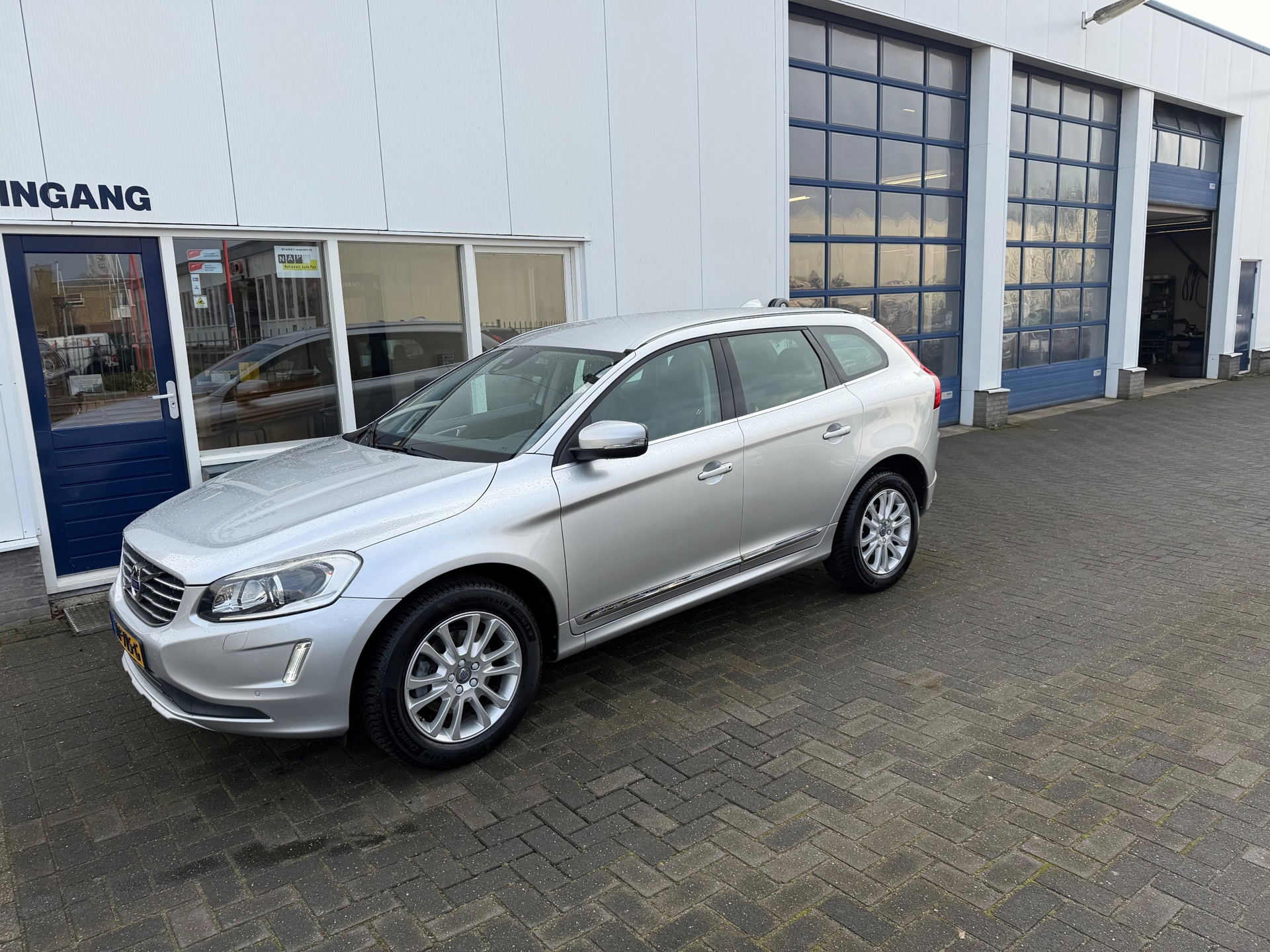 Volvo XC60 2.0 D4 FWD SUMMUM (2017), foto 1