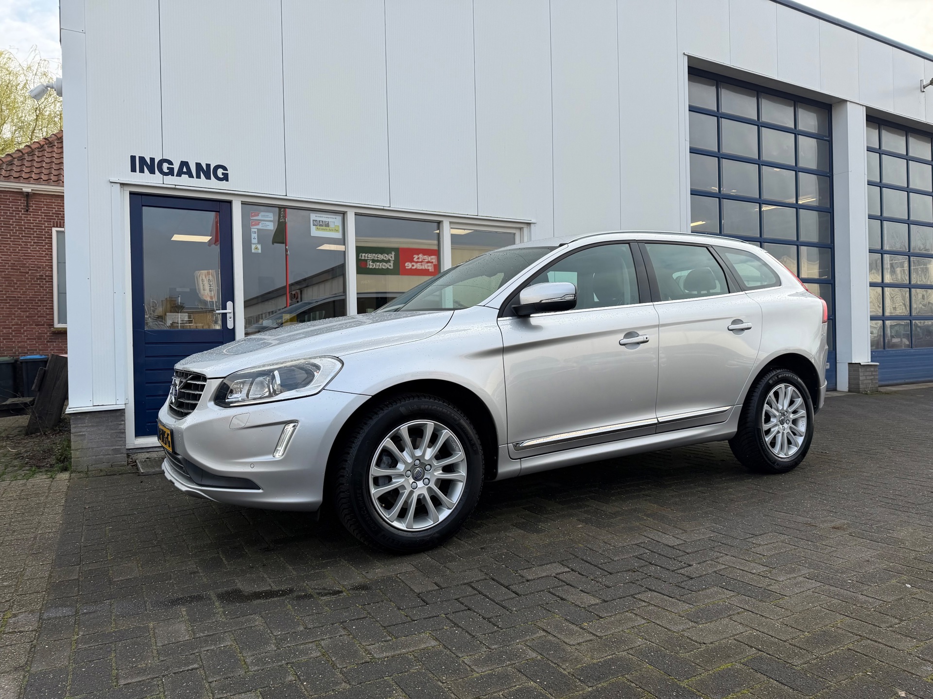 Volvo XC60 2.0 D4 FWD SUMMUM (2017), foto 2