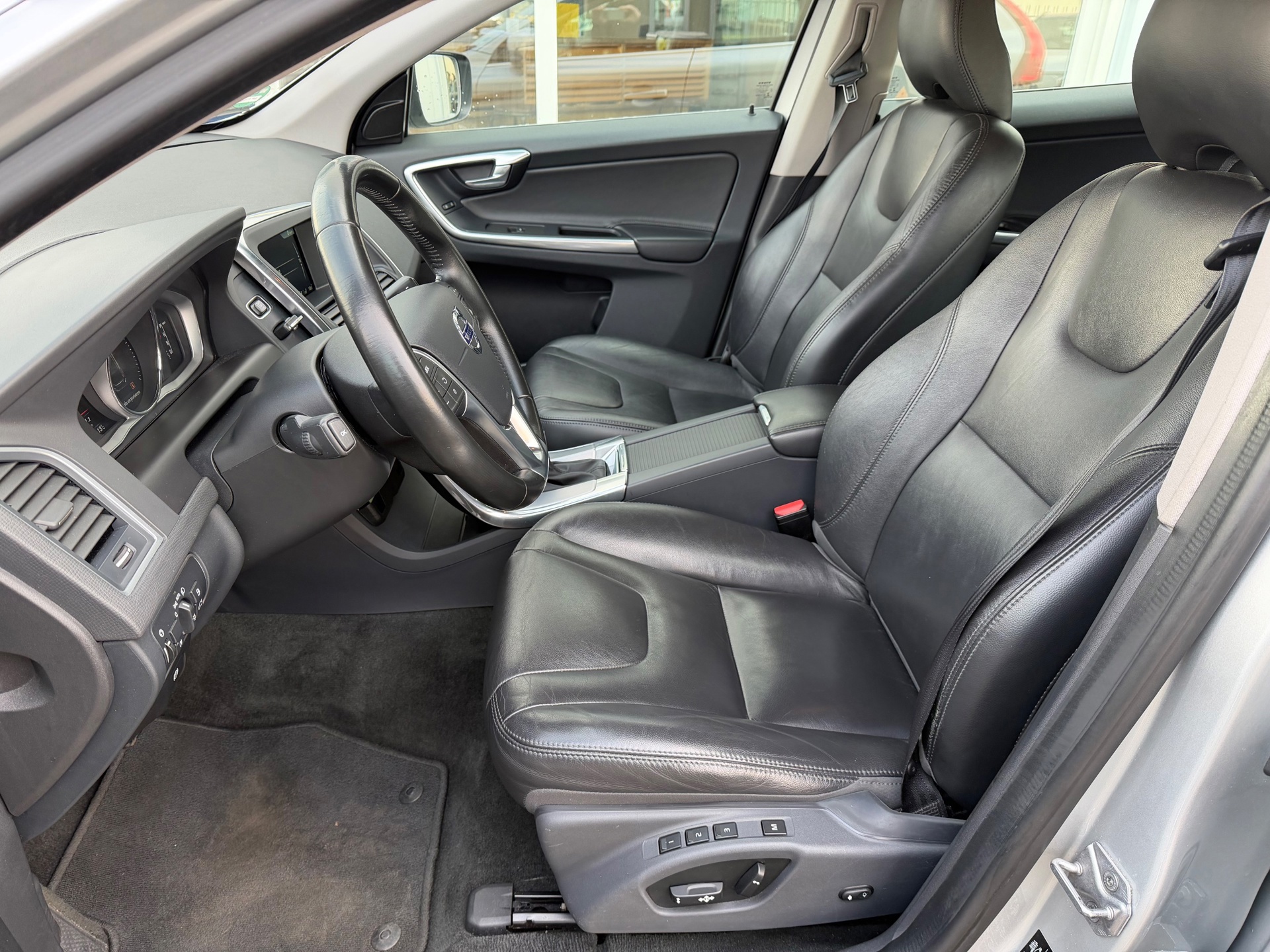 Volvo XC60 2.0 D4 FWD SUMMUM (2017), foto 12