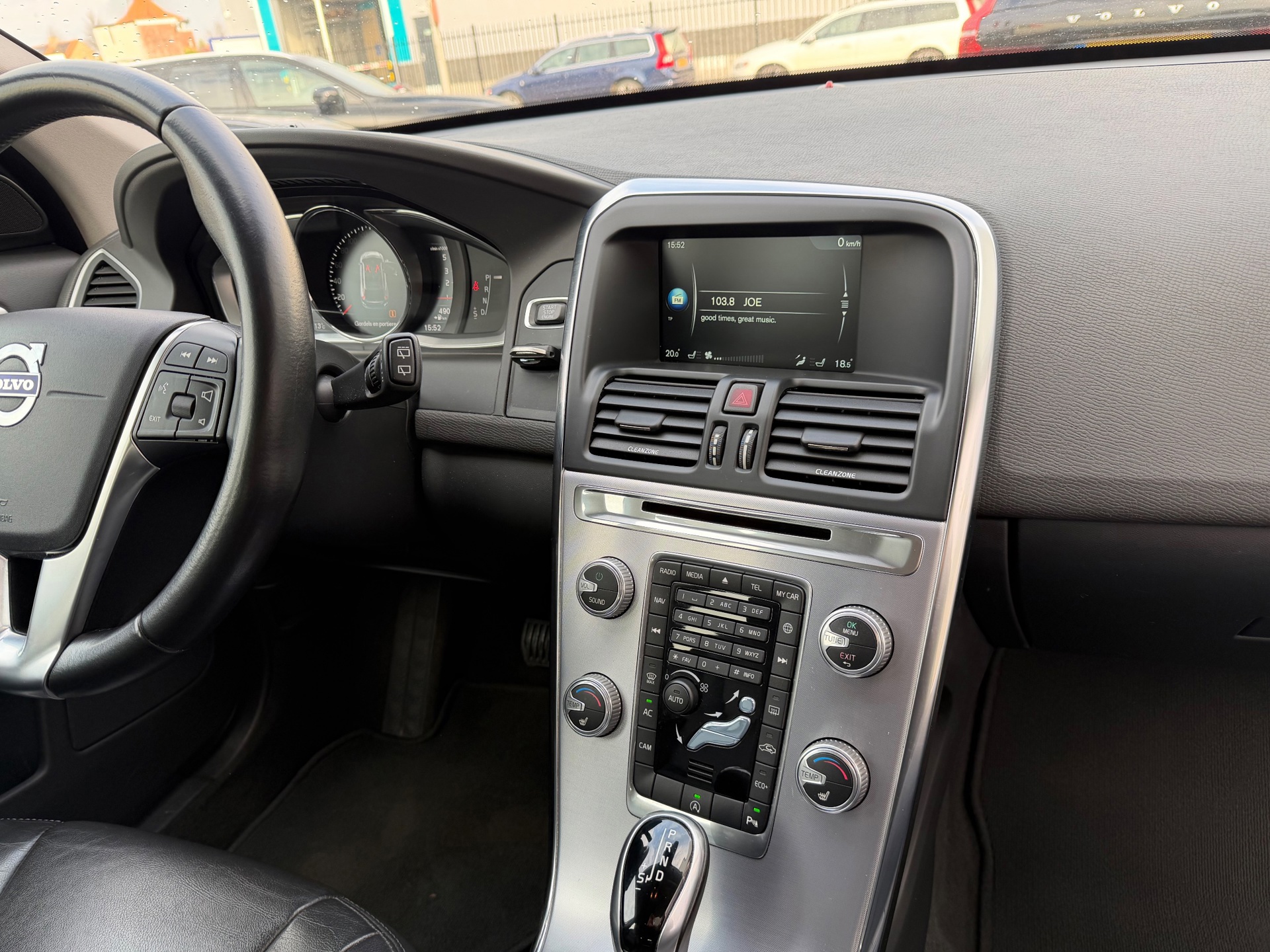 Volvo XC60 2.0 D4 FWD SUMMUM (2017), foto 18