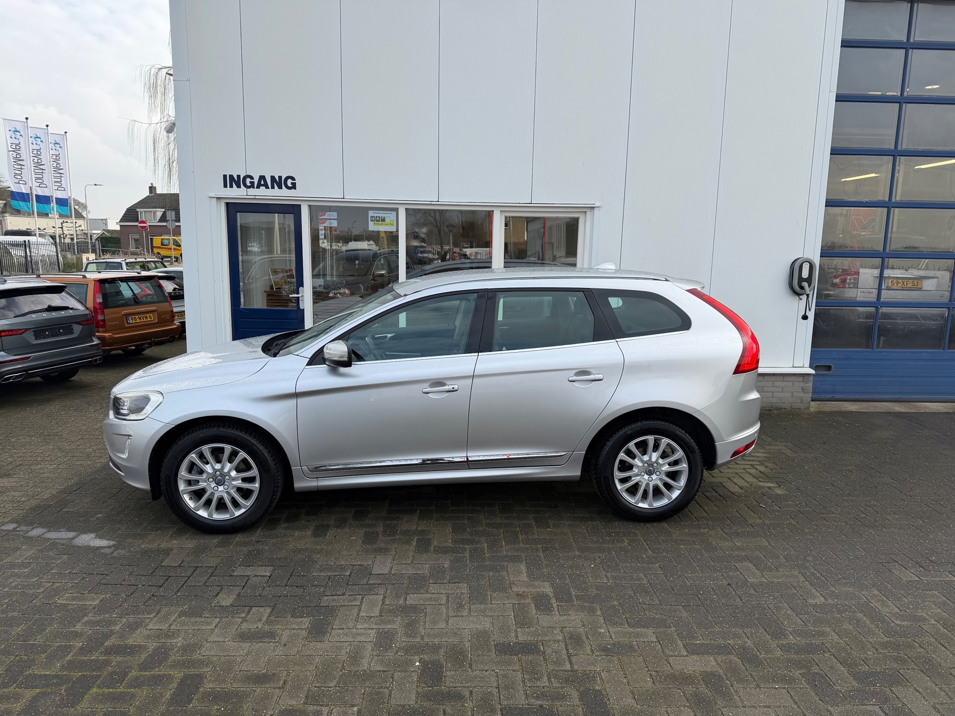 Volvo XC60 2.0 D4 FWD SUMMUM (2017), foto 6