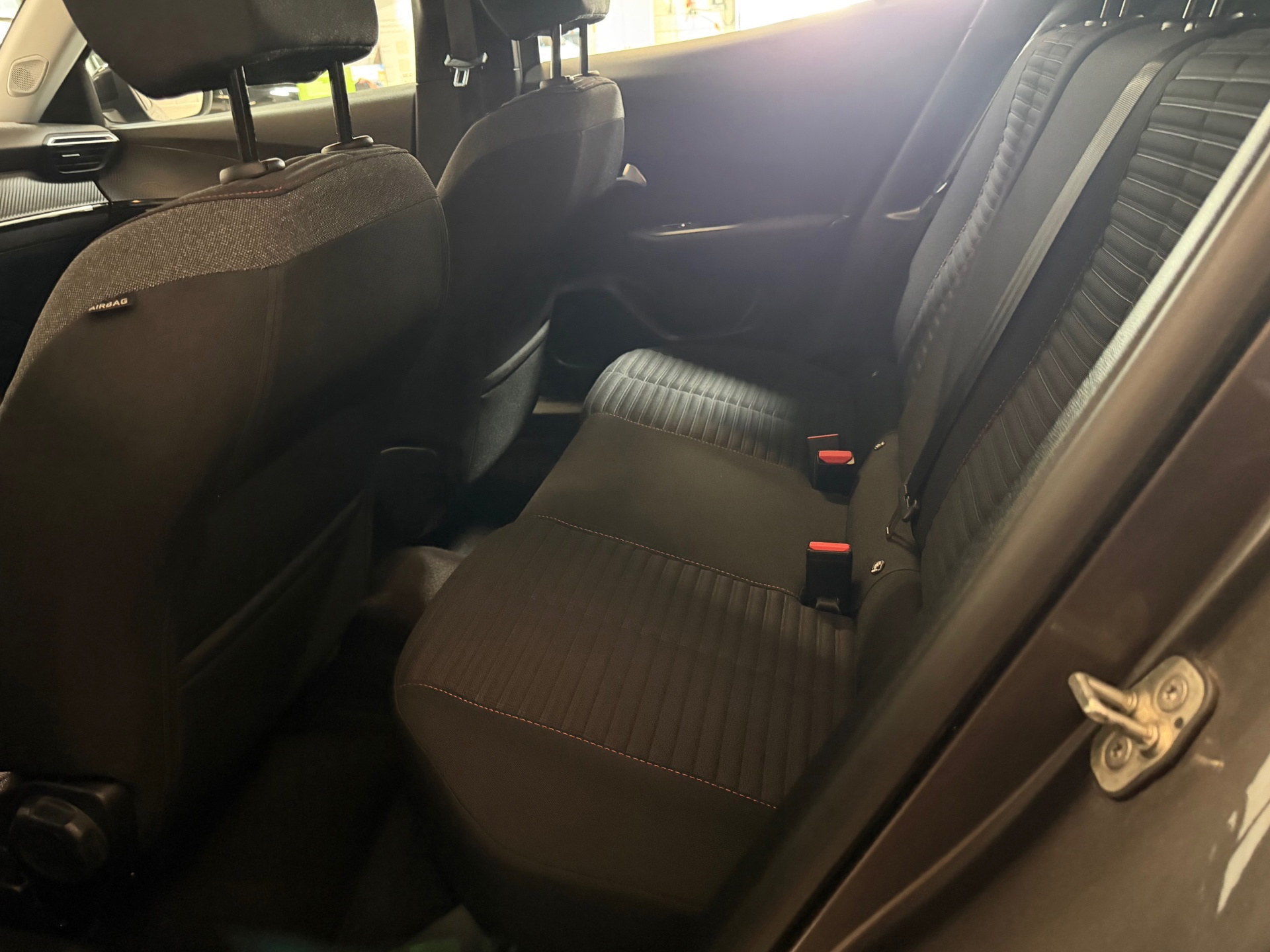 Peugeot 2008 1.2 PureTech Active Pack (2023), foto 38