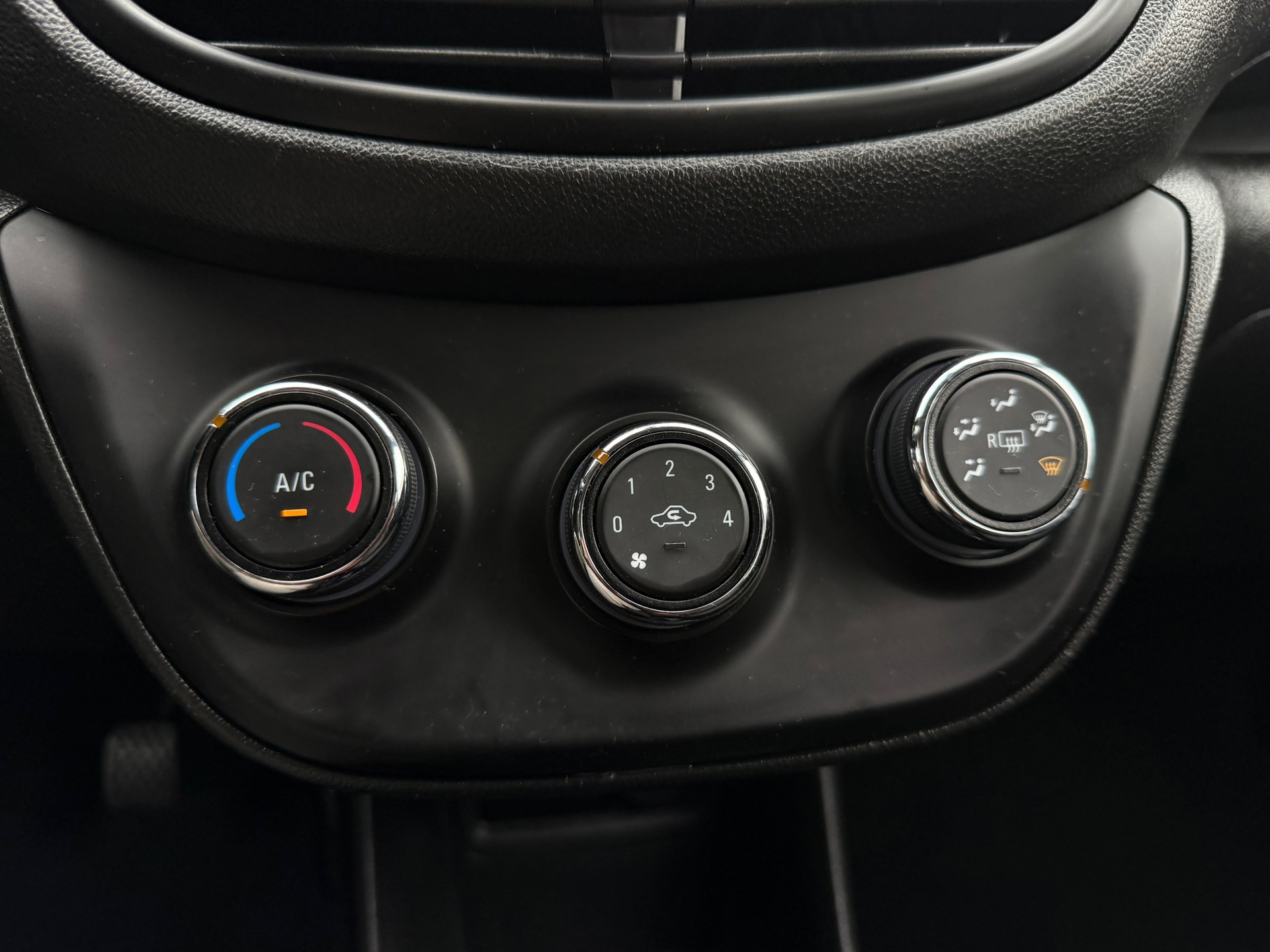 Opel Karl 1.0 ecoFLEX 120 Jaar Edition (2019), foto 17