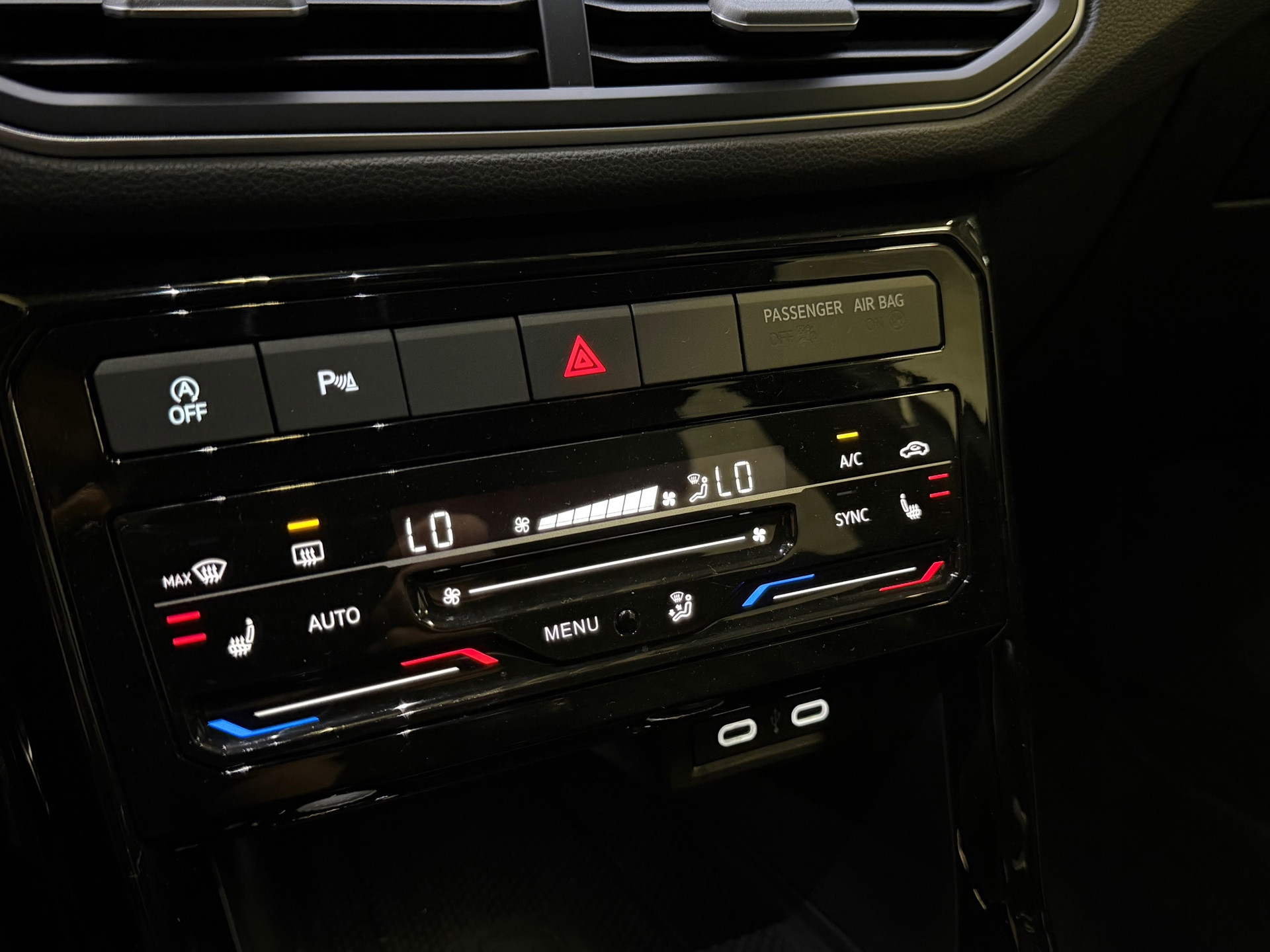 Volkswagen T-Cross 1.0 TSI R-Line (2024), foto 19