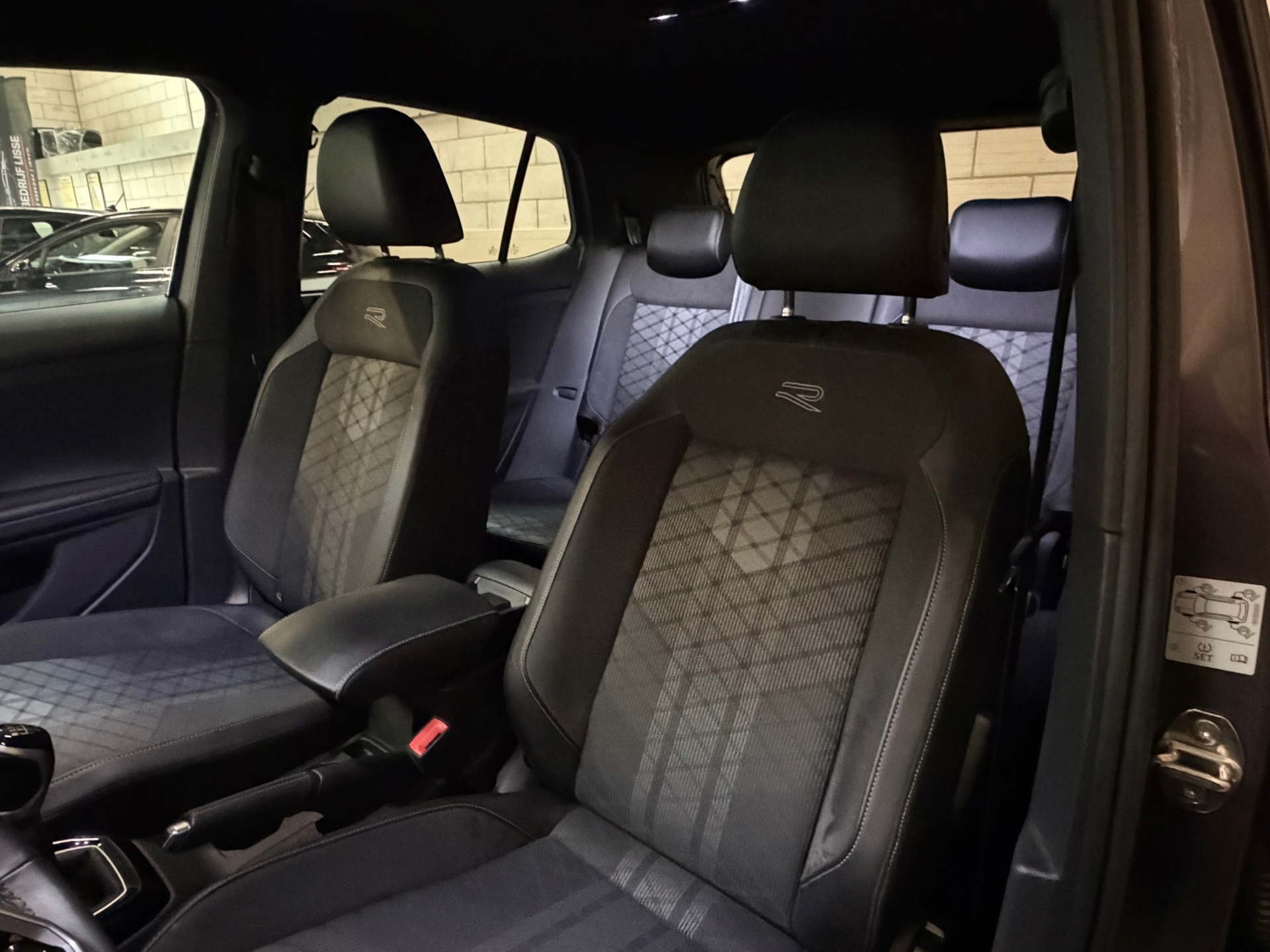 Volkswagen T-Cross 1.0 TSI R-Line (2024), foto 38