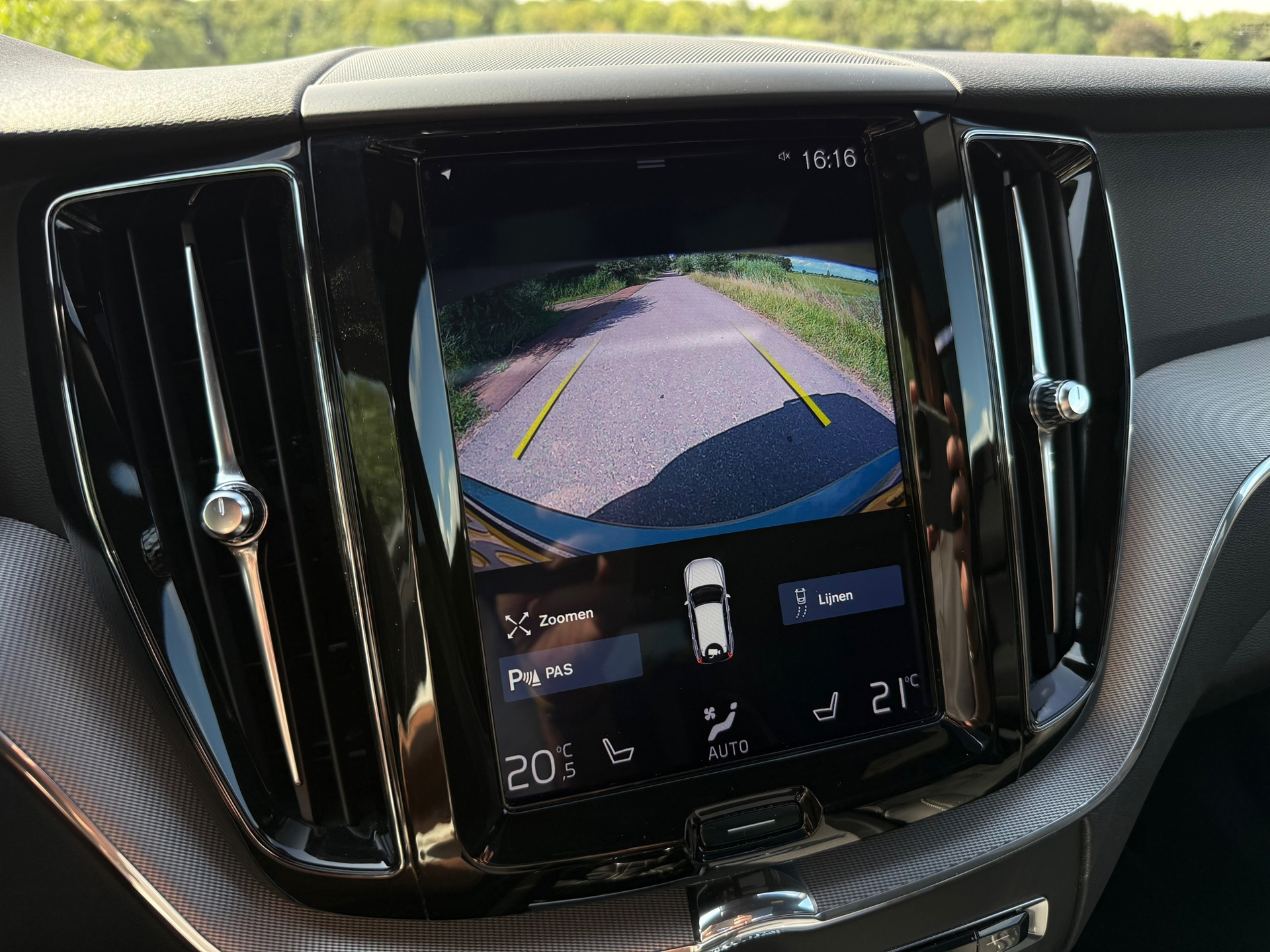 Volvo XC60 2.0 T4 R-Design (2019), foto 11