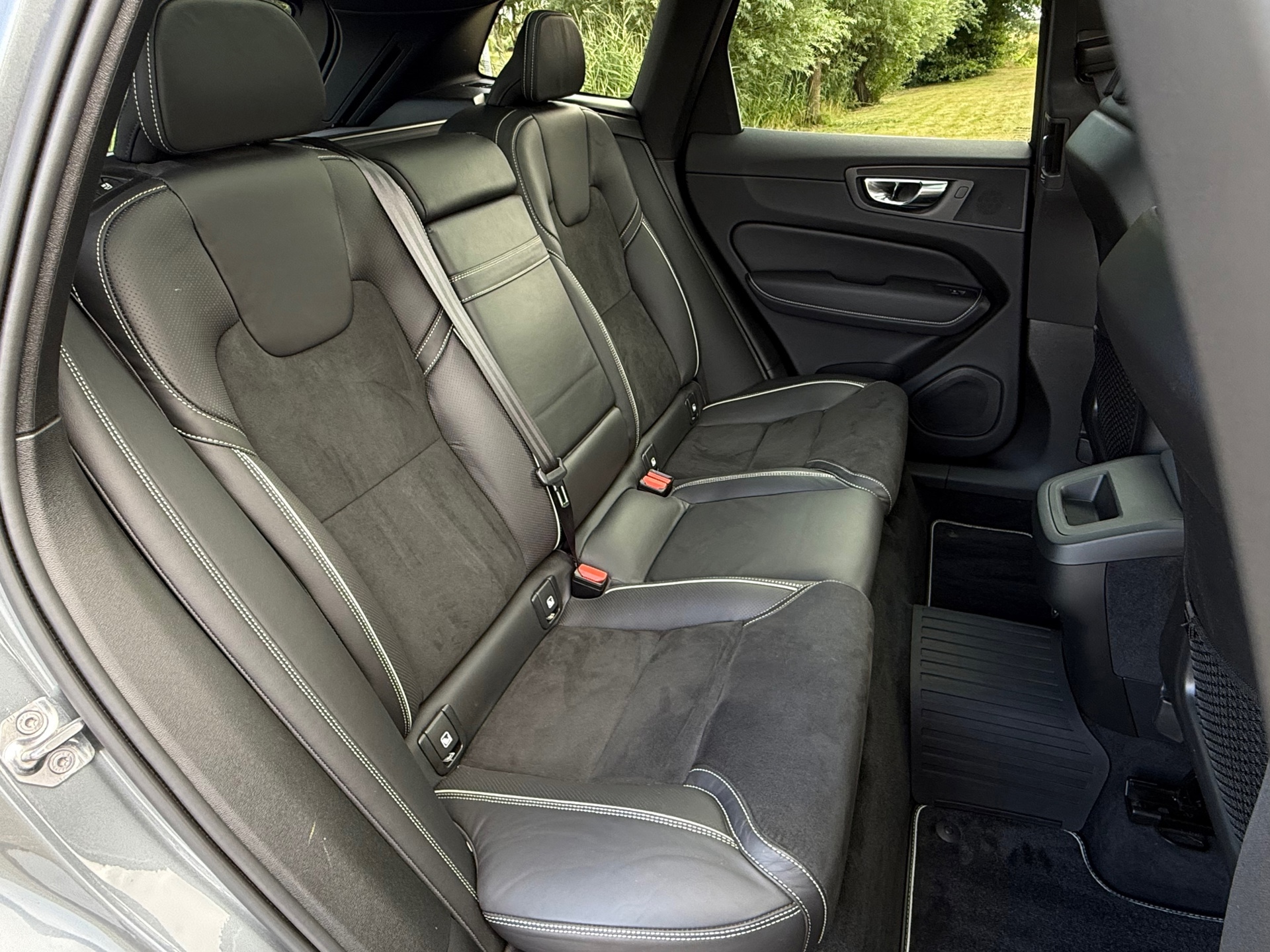 Volvo XC60 2.0 T4 R-Design (2019), foto 12