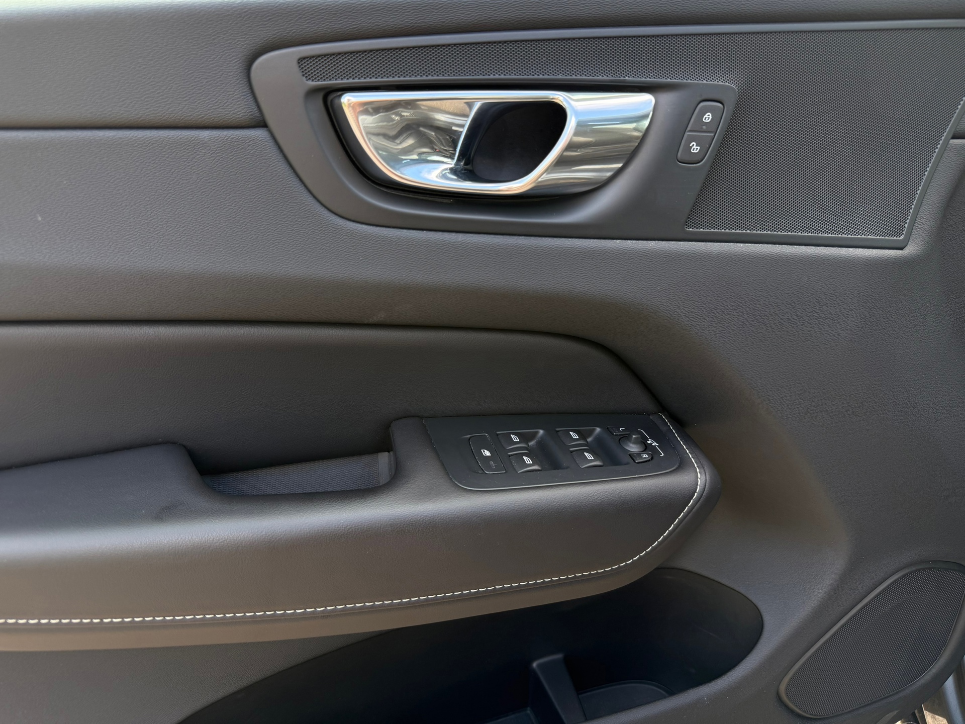 Volvo XC60 2.0 T4 R-Design (2019), foto 13