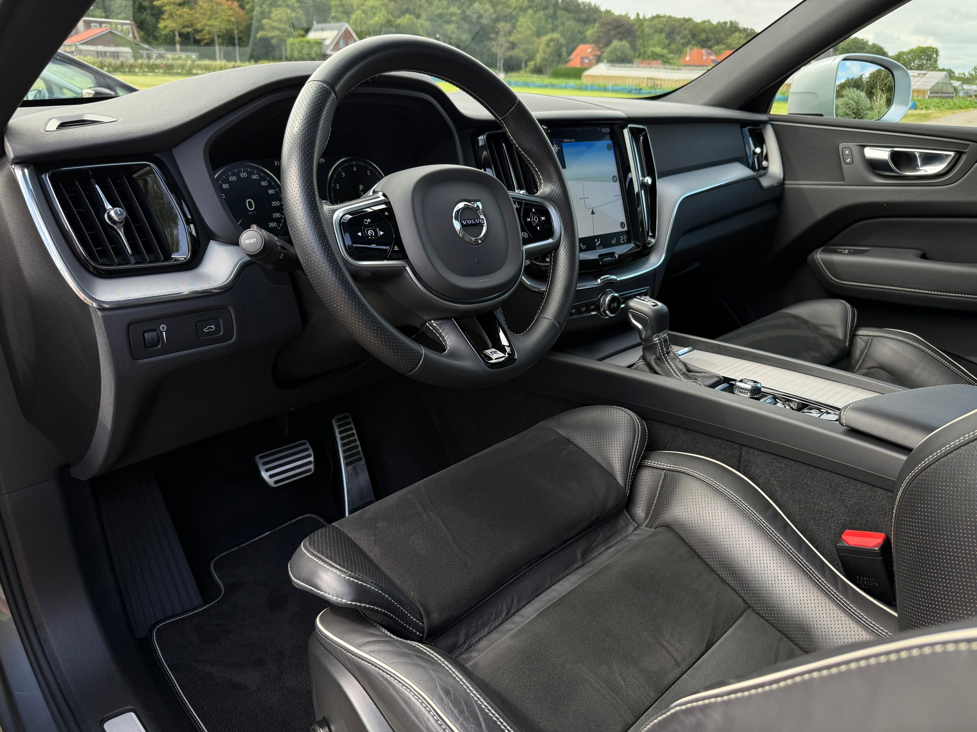 Volvo XC60 2.0 T4 R-Design (2019), foto 4