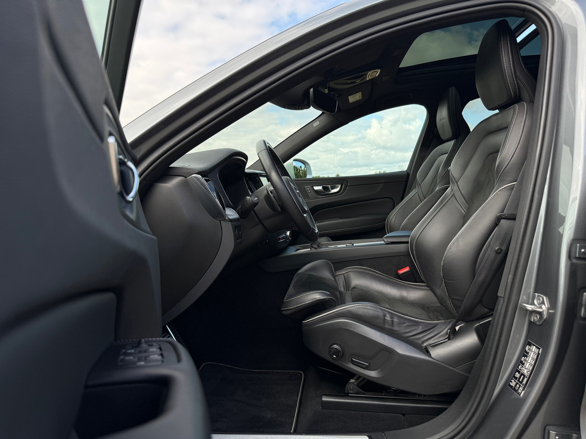 Volvo XC60 2.0 T4 R-Design (2019), foto 6