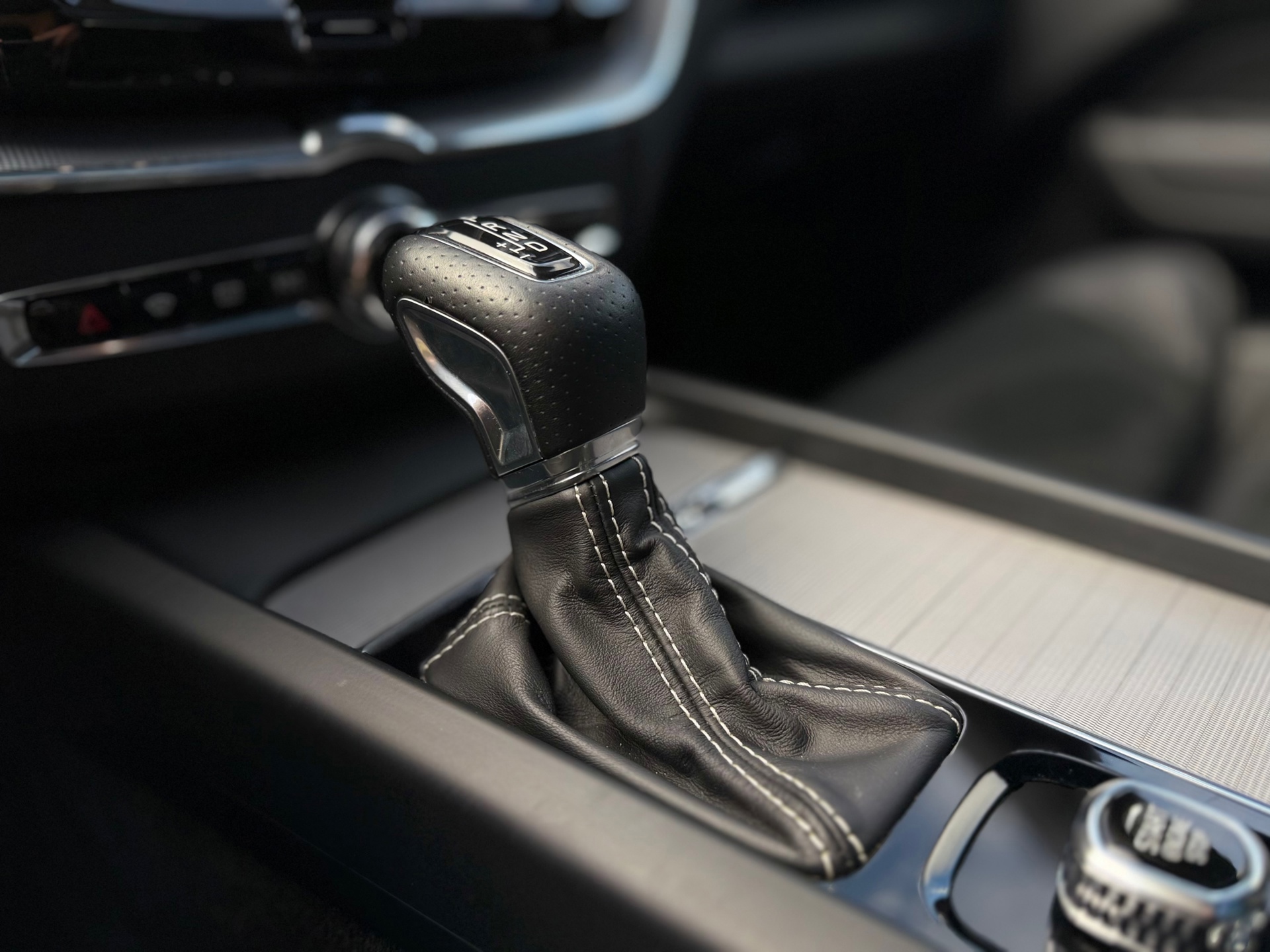 Volvo XC60 2.0 T4 R-Design (2019), foto 7
