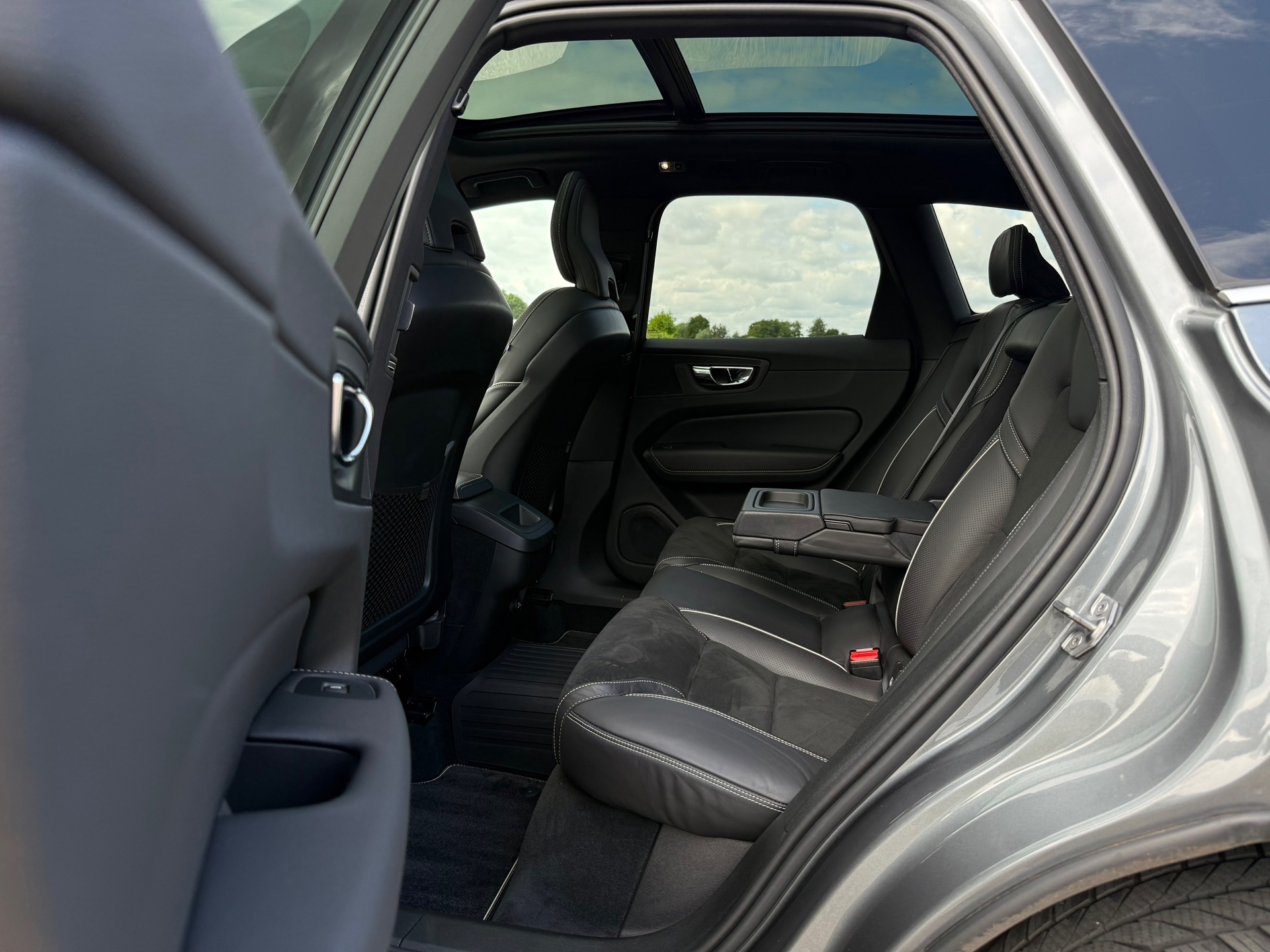 Volvo XC60 2.0 T4 R-Design (2019), foto 8