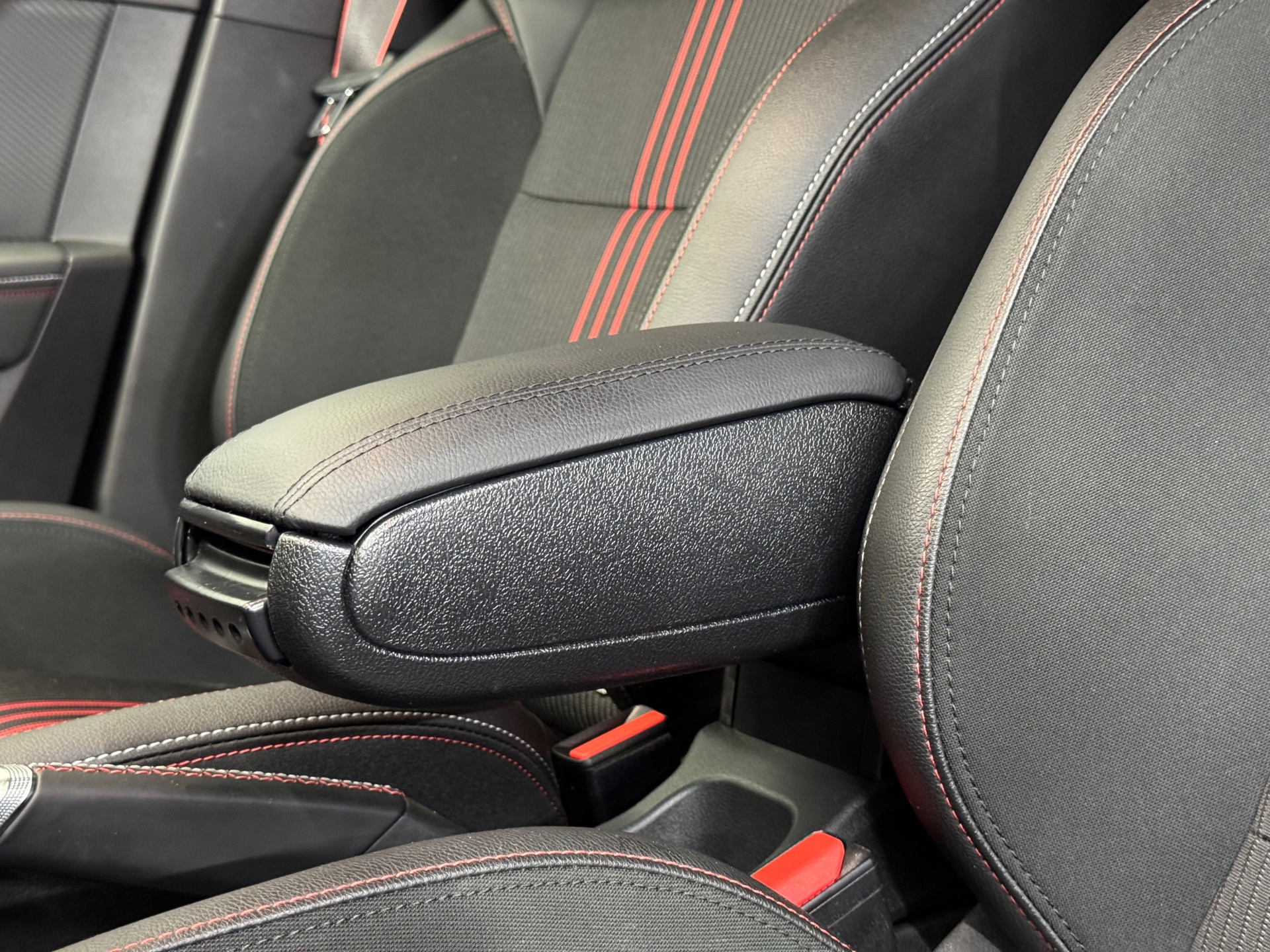 Renault Clio 1.6 E-Tech Hybrid 140 R.S. Line (2021), foto 31