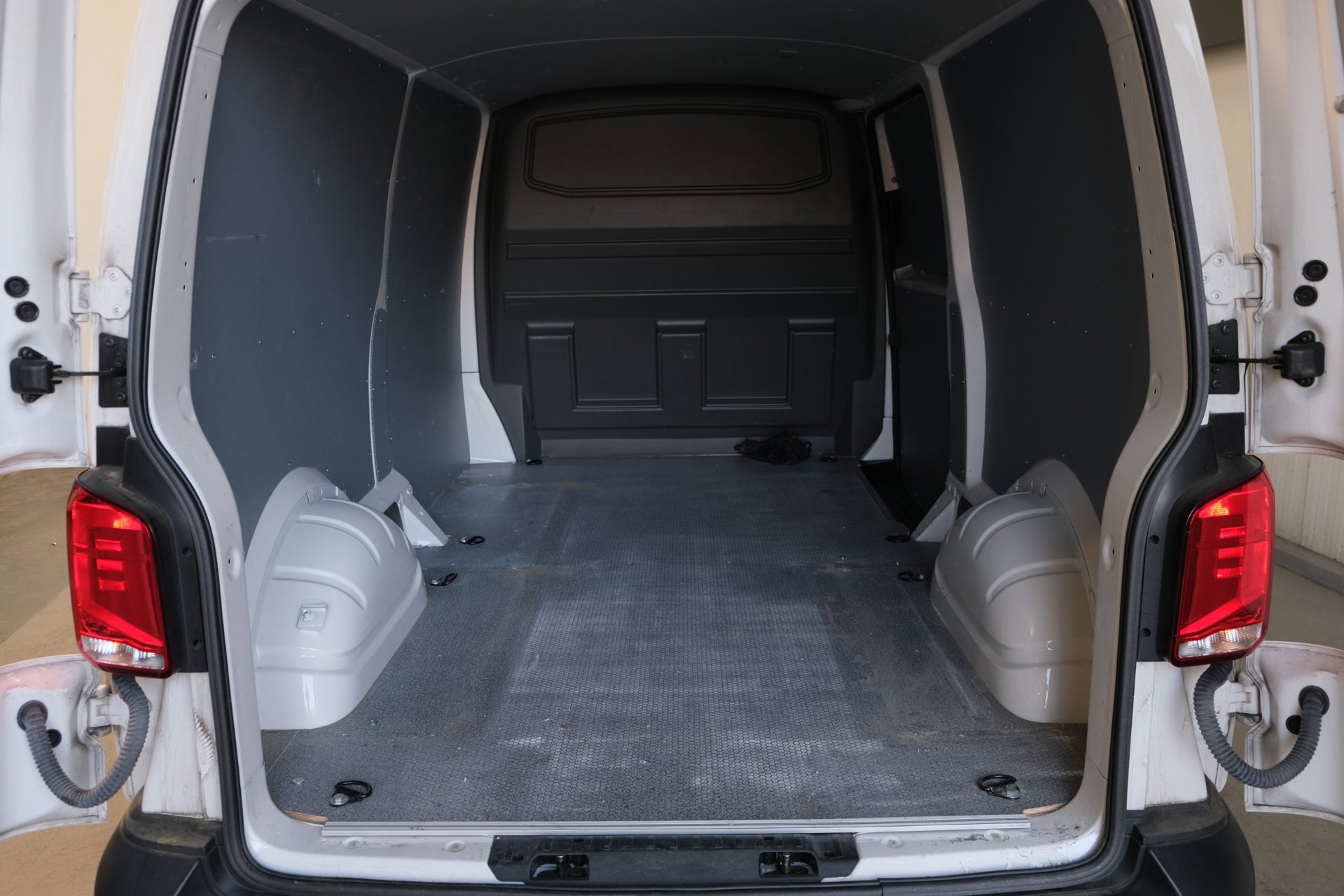 Volkswagen Transporter 2.0 TDI L2H1 28 > Schade < (2023), foto 16