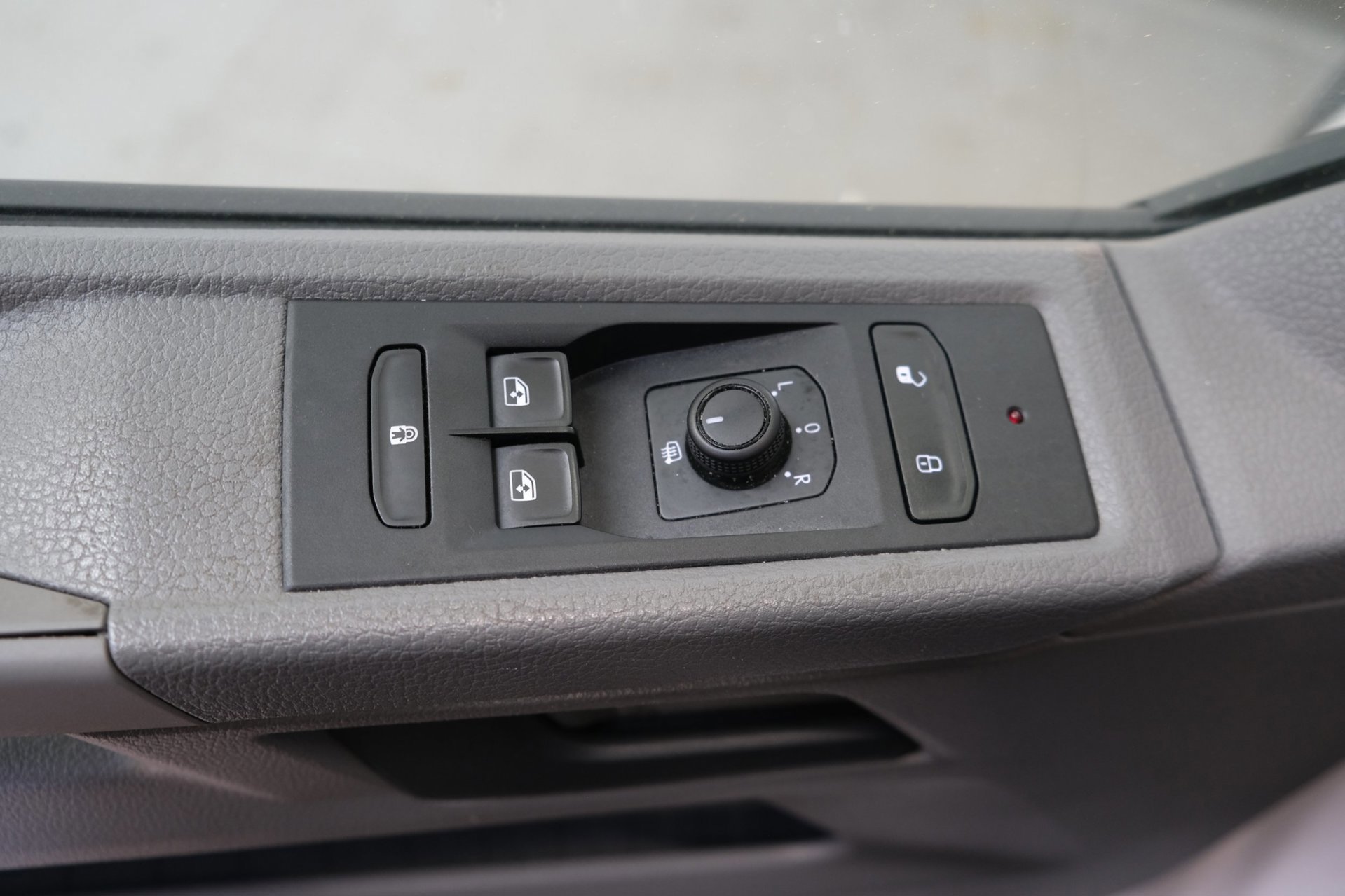 Volkswagen Transporter 2.0 TDI L2H1 28 > Schade < (2023), foto 19