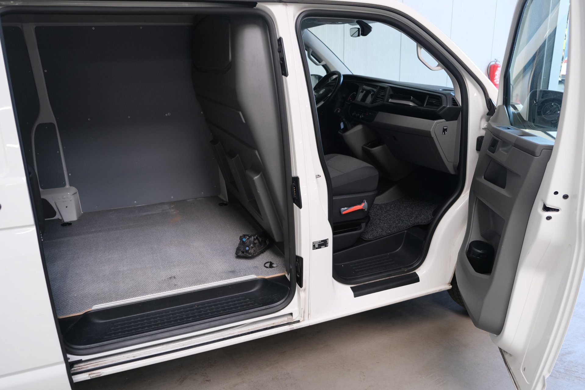 Volkswagen Transporter 2.0 TDI L2H1 28 > Schade < (2023), foto 10