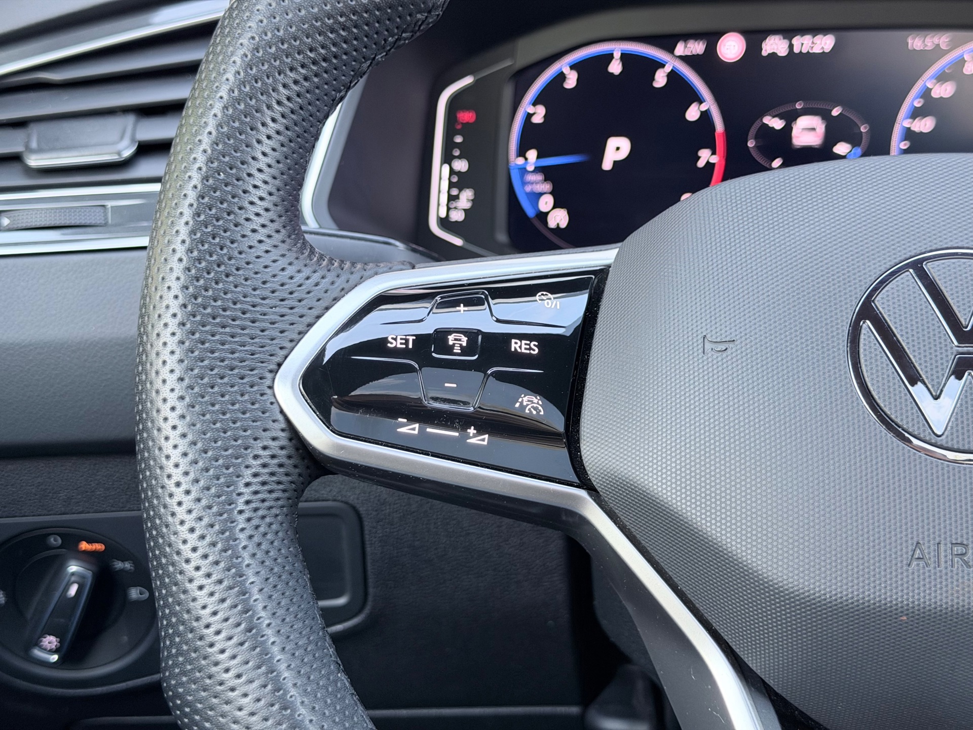 Volkswagen Tiguan 1.5 TSI R-Line (2023), foto 13