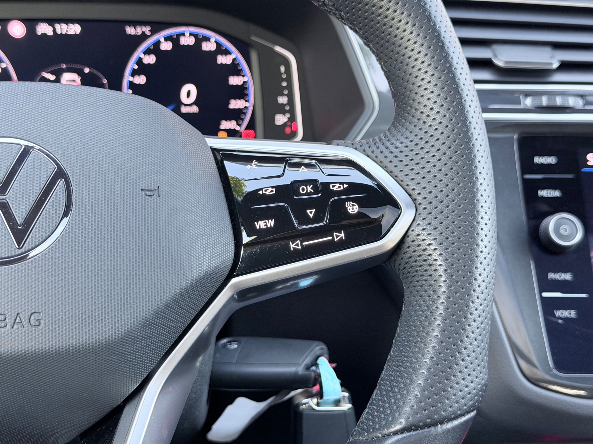 Volkswagen Tiguan 1.5 TSI R-Line (2023), foto 14