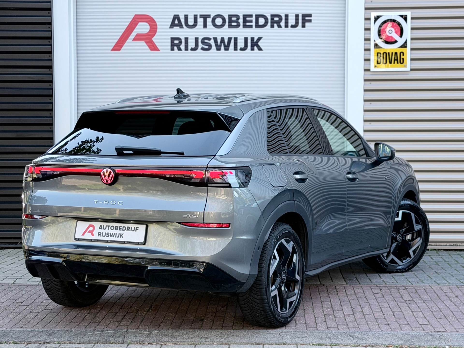 Volkswagen T-Roc 1.5 eTSI R-Line Matrix (2026), foto 4