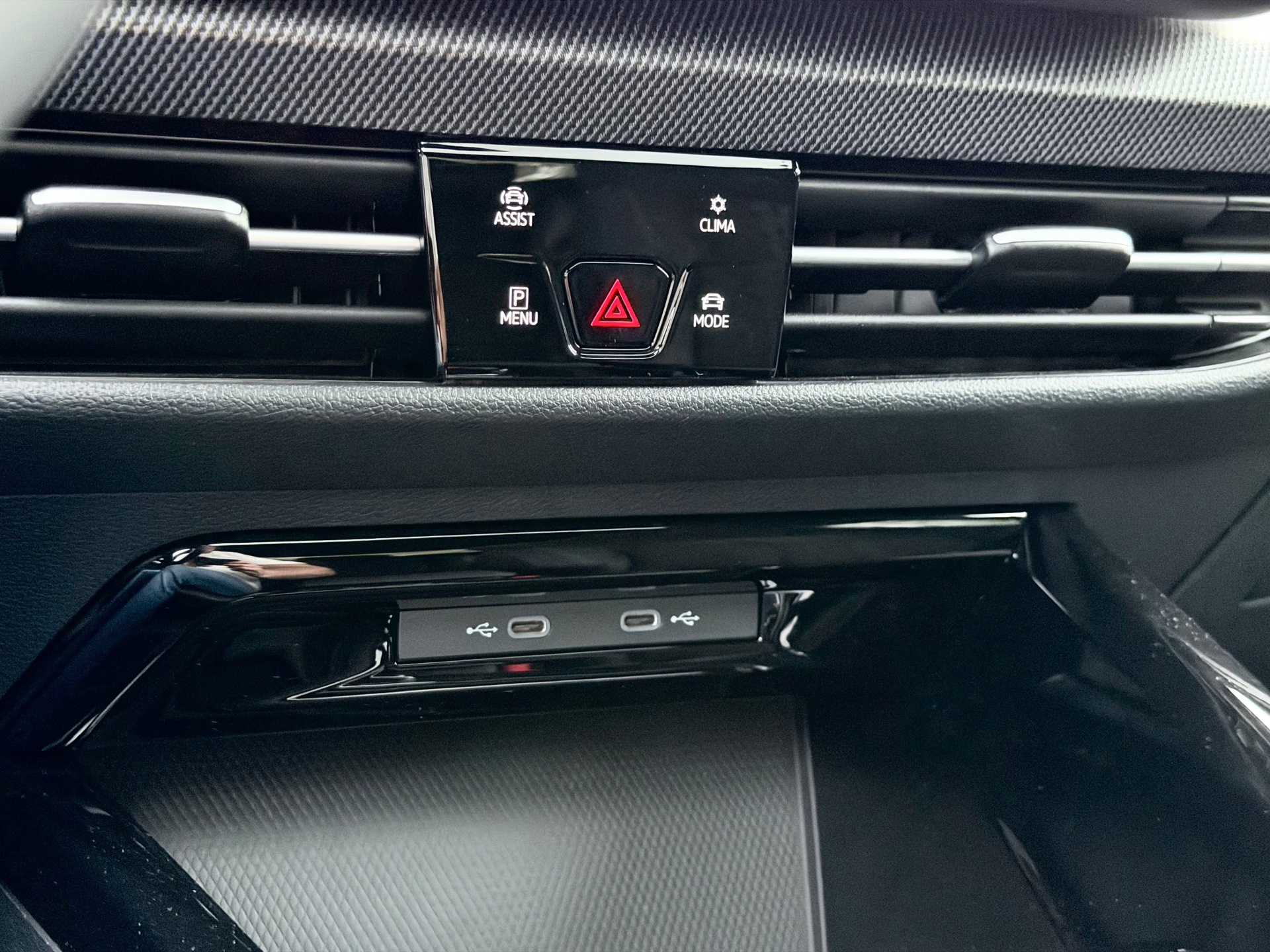 Volkswagen Golf 1.5 eTSI R-Line (2024), foto 18