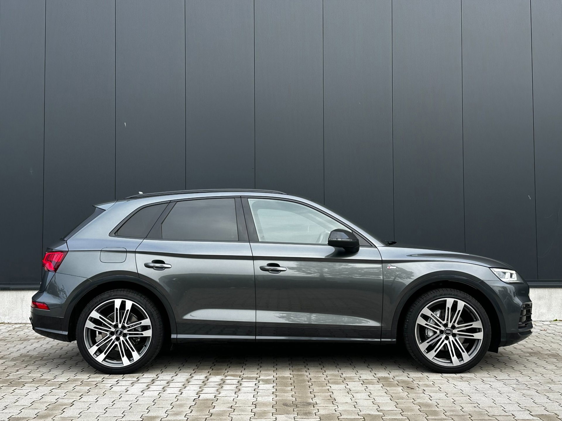 Audi Q5 55 TFSI e quattro Competition S-Line (2020), foto 4