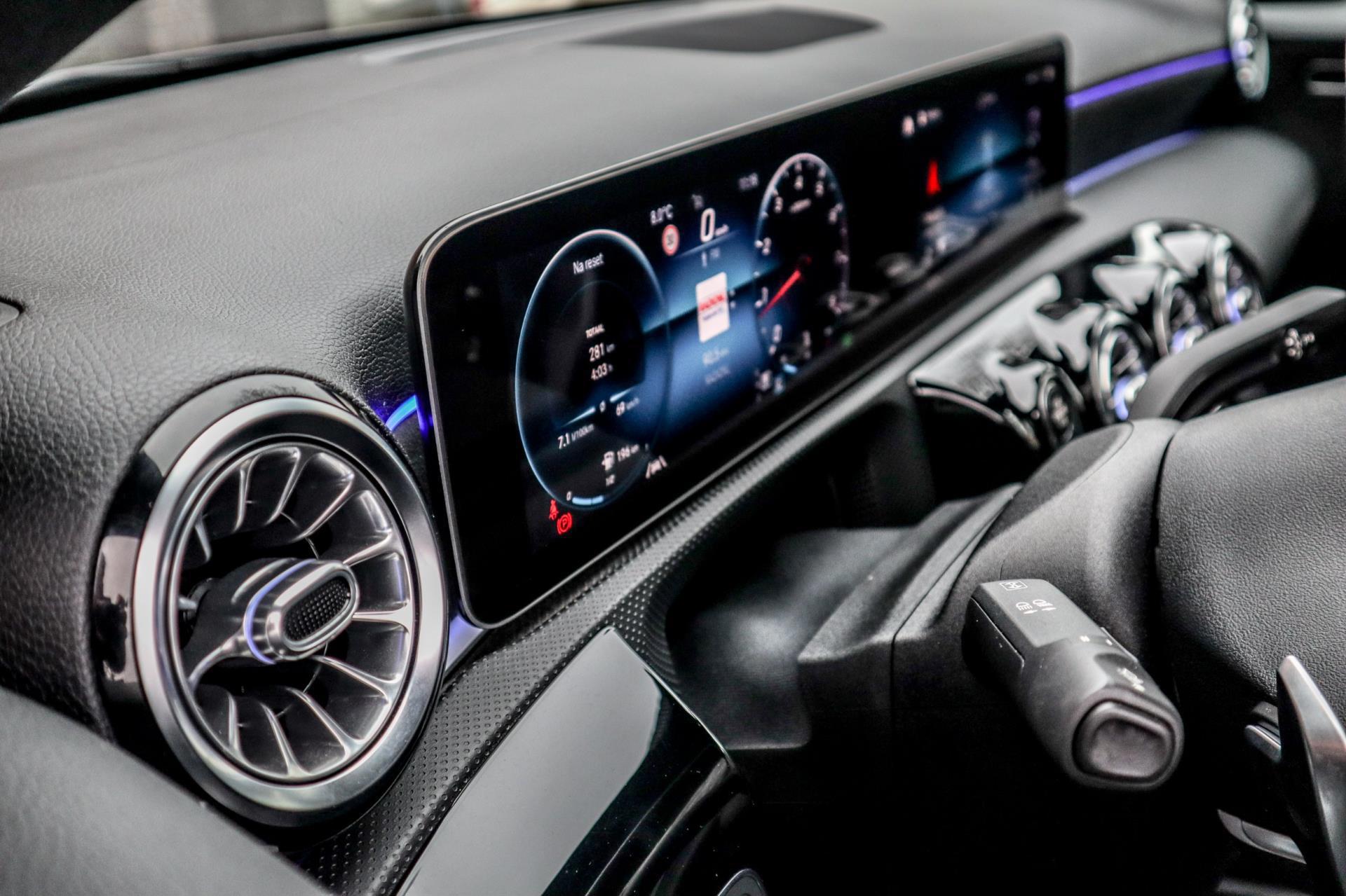 Mercedes-Benz A-klasse 200 AMG Line (2018), foto 22