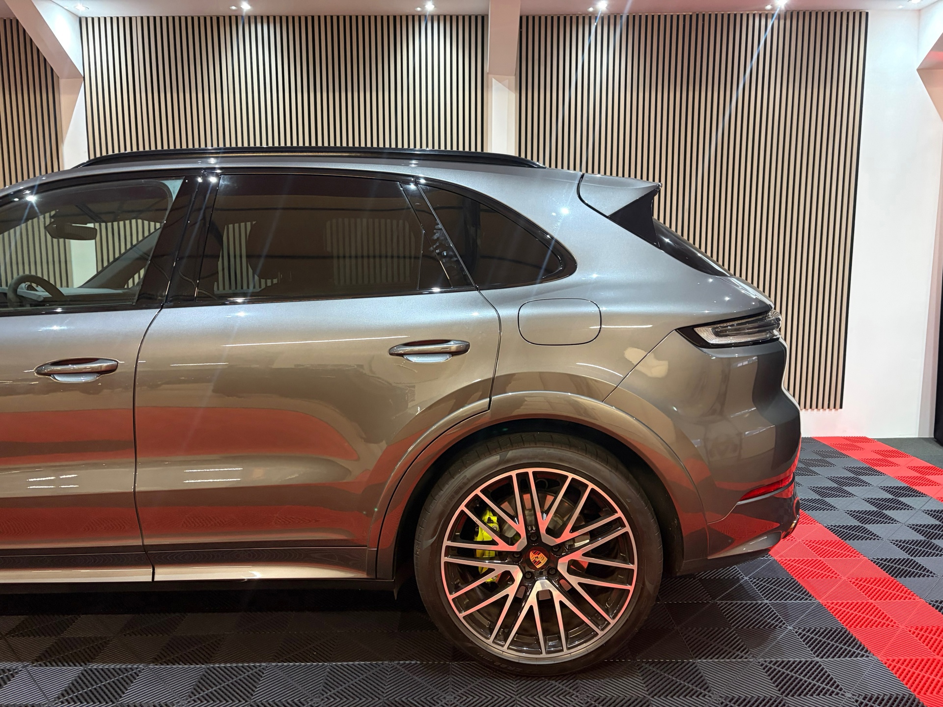 Porsche Cayenne E-hybrid Sport Chrono (2024), foto 12