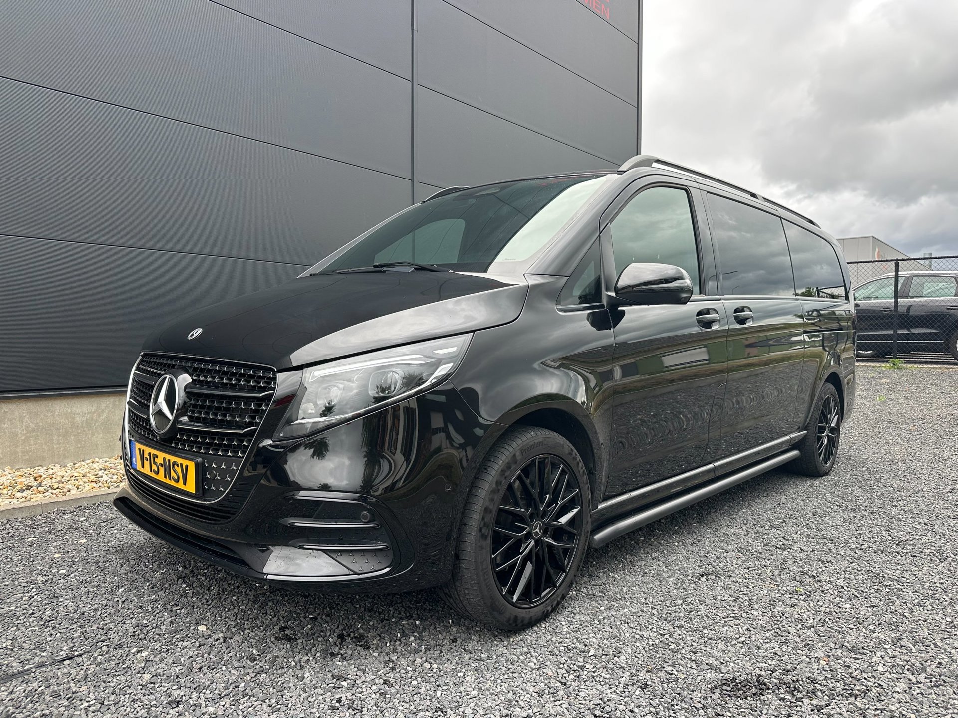 Mercedes-Benz V-klasse 300d 4-MATIC Extra Lang Avantgarde Edition AMG Line (2025), foto 2