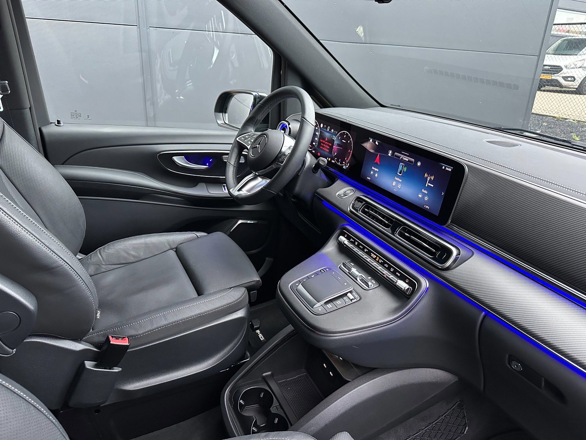 Mercedes-Benz V-klasse 300d 4-MATIC Extra Lang Avantgarde Edition AMG Line (2025), foto 5