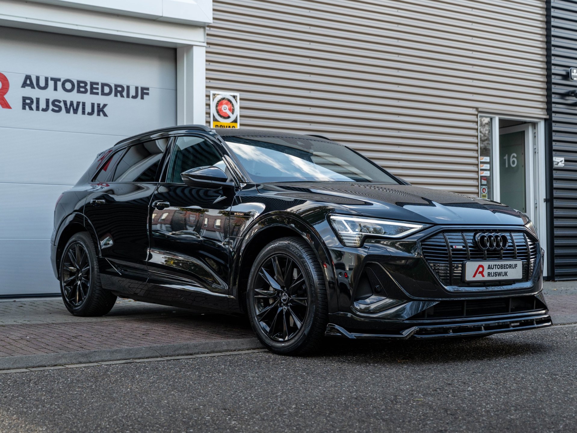 Audi E-tron 50 quattro Launch edition Black 71 kWh (2019), foto 12
