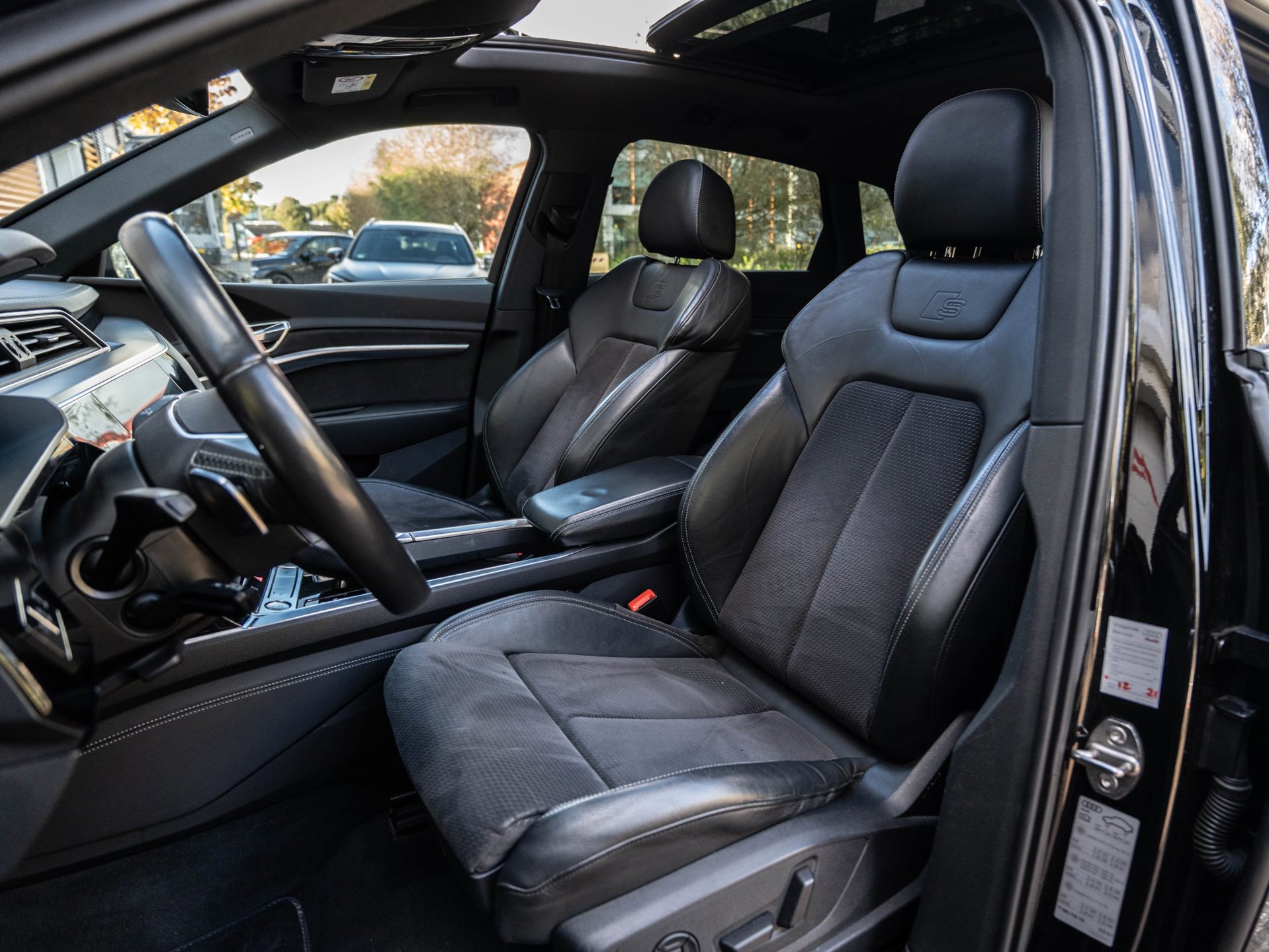 Audi E-tron 50 quattro Launch edition Black 71 kWh (2019), foto 17