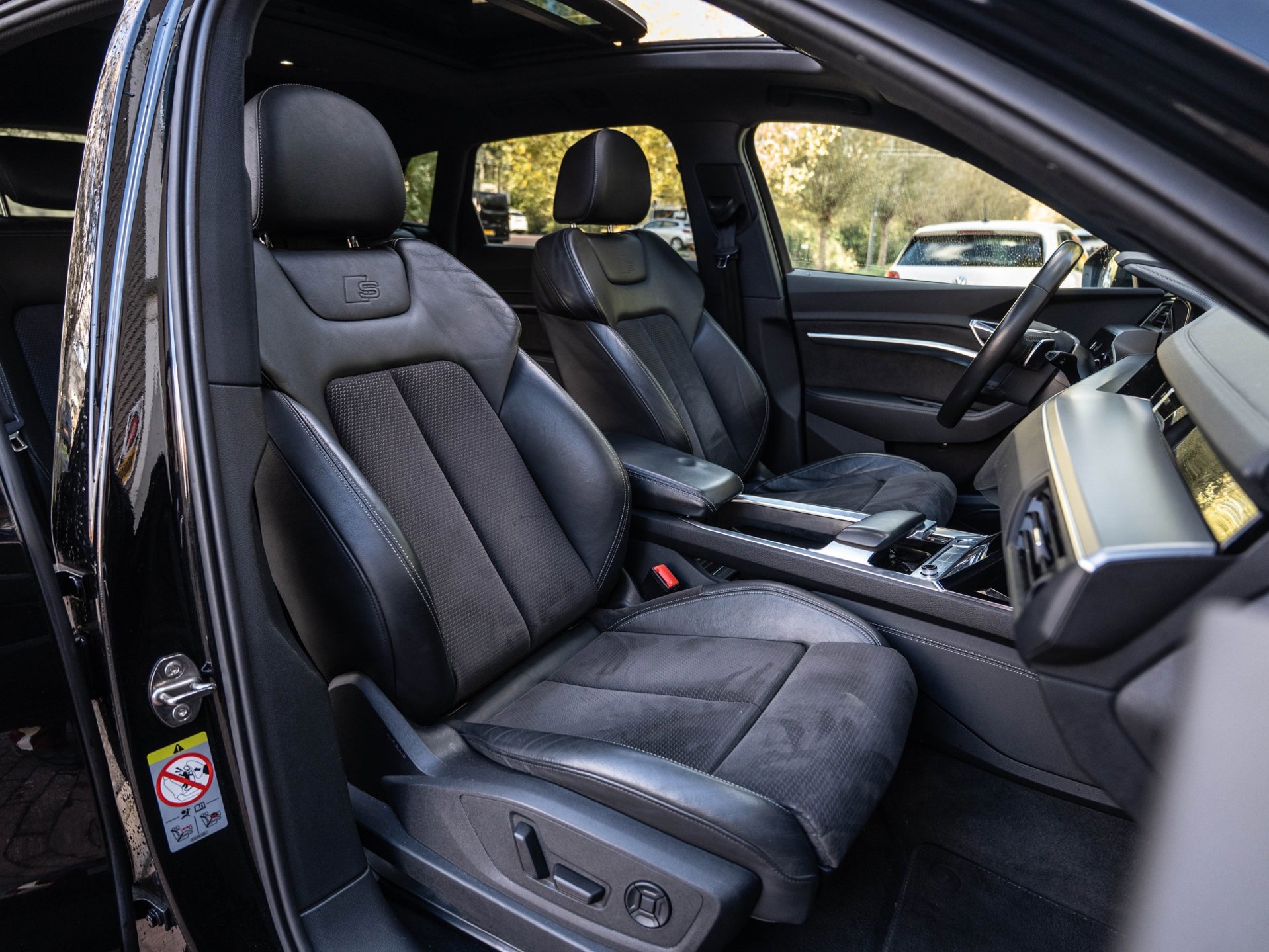 Audi E-tron 50 quattro Launch edition Black 71 kWh (2019), foto 21