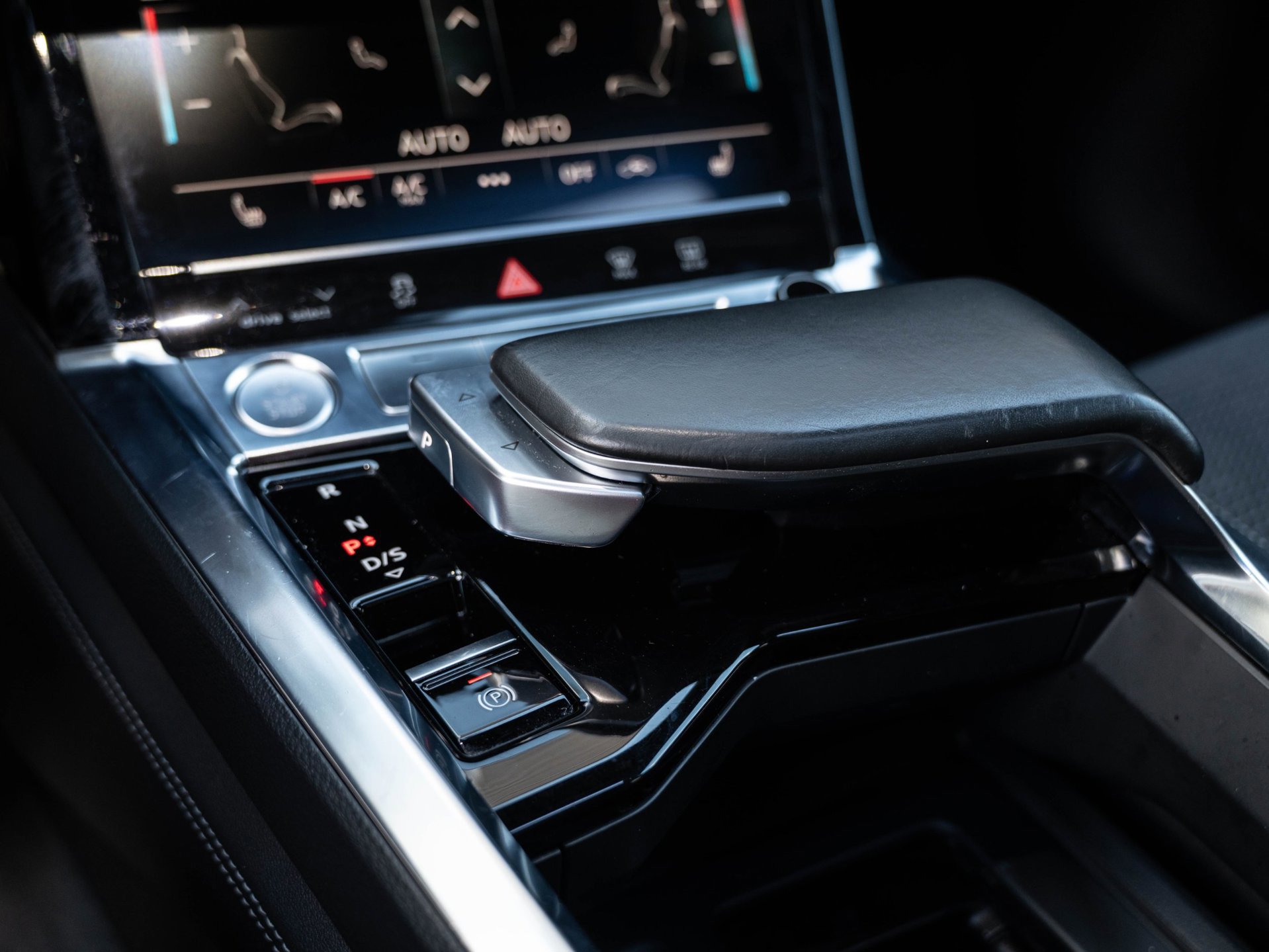 Audi E-tron 50 quattro Launch edition Black 71 kWh (2019), foto 30