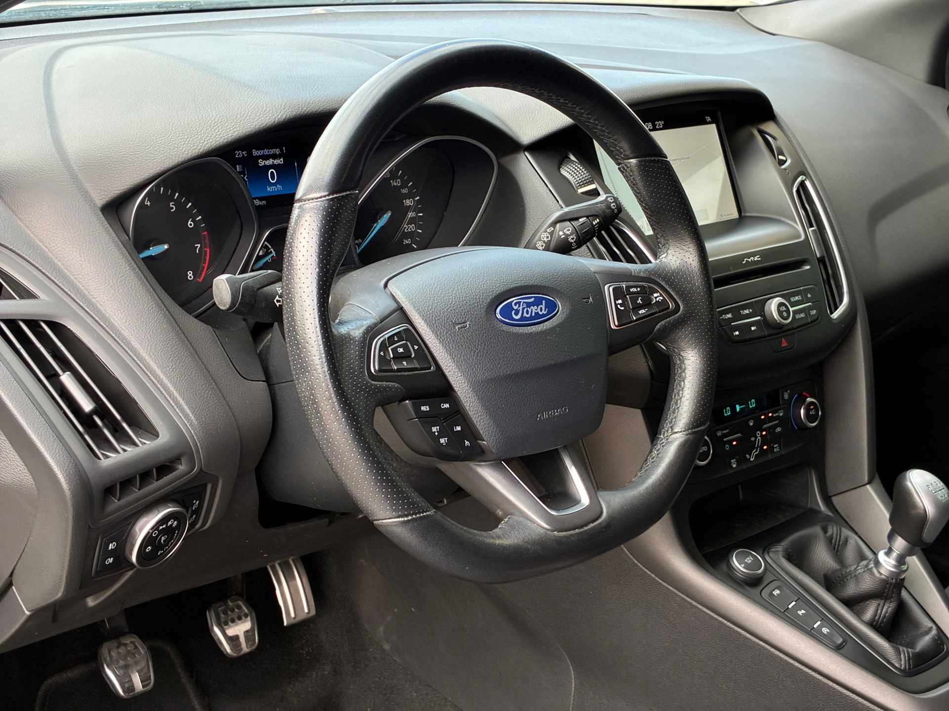 Ford Focus 1.0 ST-Line (2018), foto 11