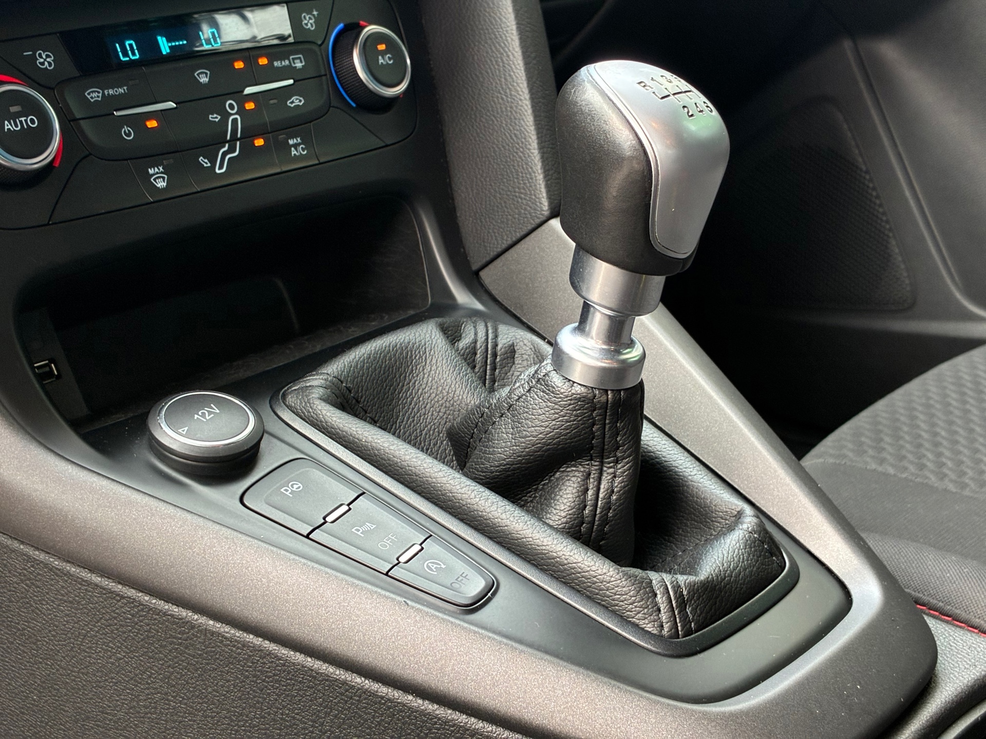 Ford Focus 1.0 ST-Line (2018), foto 19