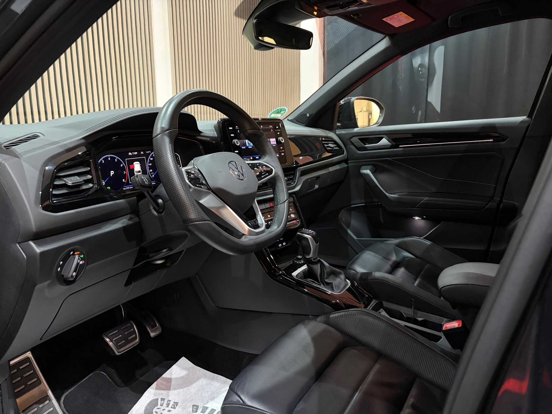 Volkswagen T-Roc 1.5 TSI R-Line Business (2022), foto 17