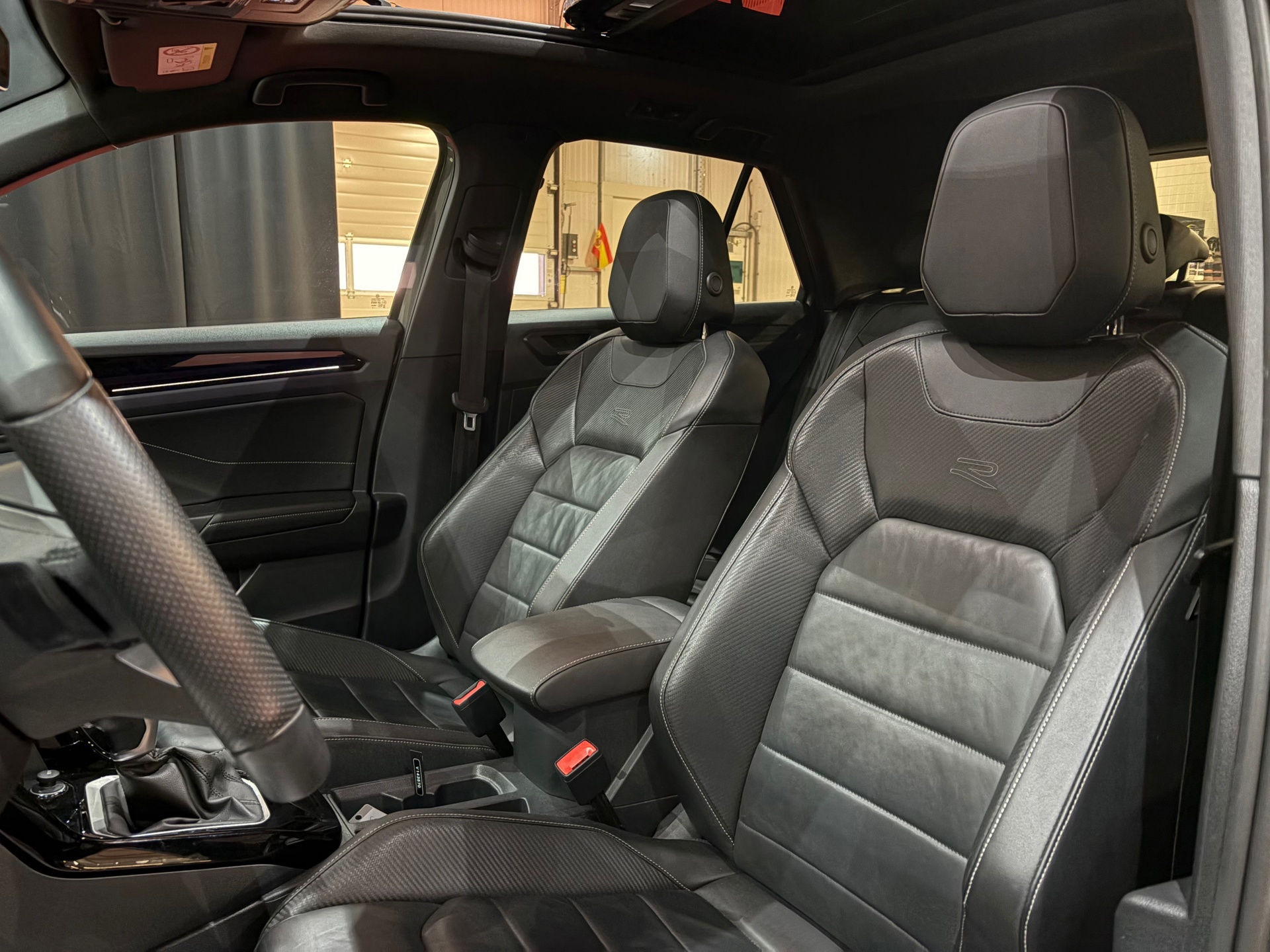 Volkswagen T-Roc 1.5 TSI R-Line Business (2022), foto 18