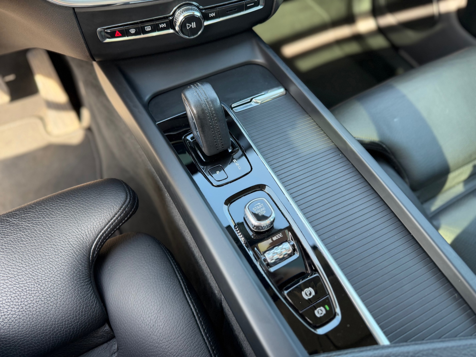 Volvo XC60 2.0 T8 Twin Engine AWD Momentum Pro (2020), foto 7