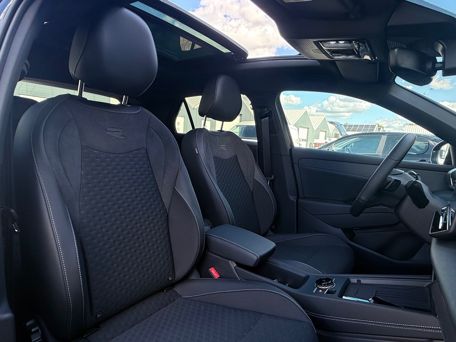 Volkswagen T-Roc 1.5 TSI R-Line (2026), foto 14
