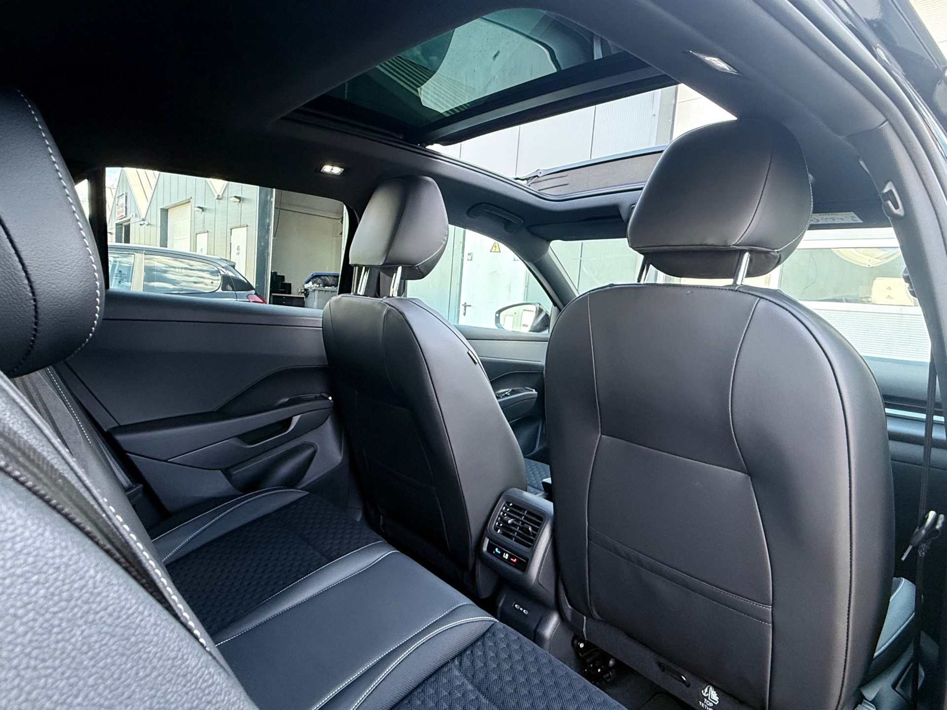 Volkswagen T-Roc 1.5 TSI R-Line (2026), foto 15