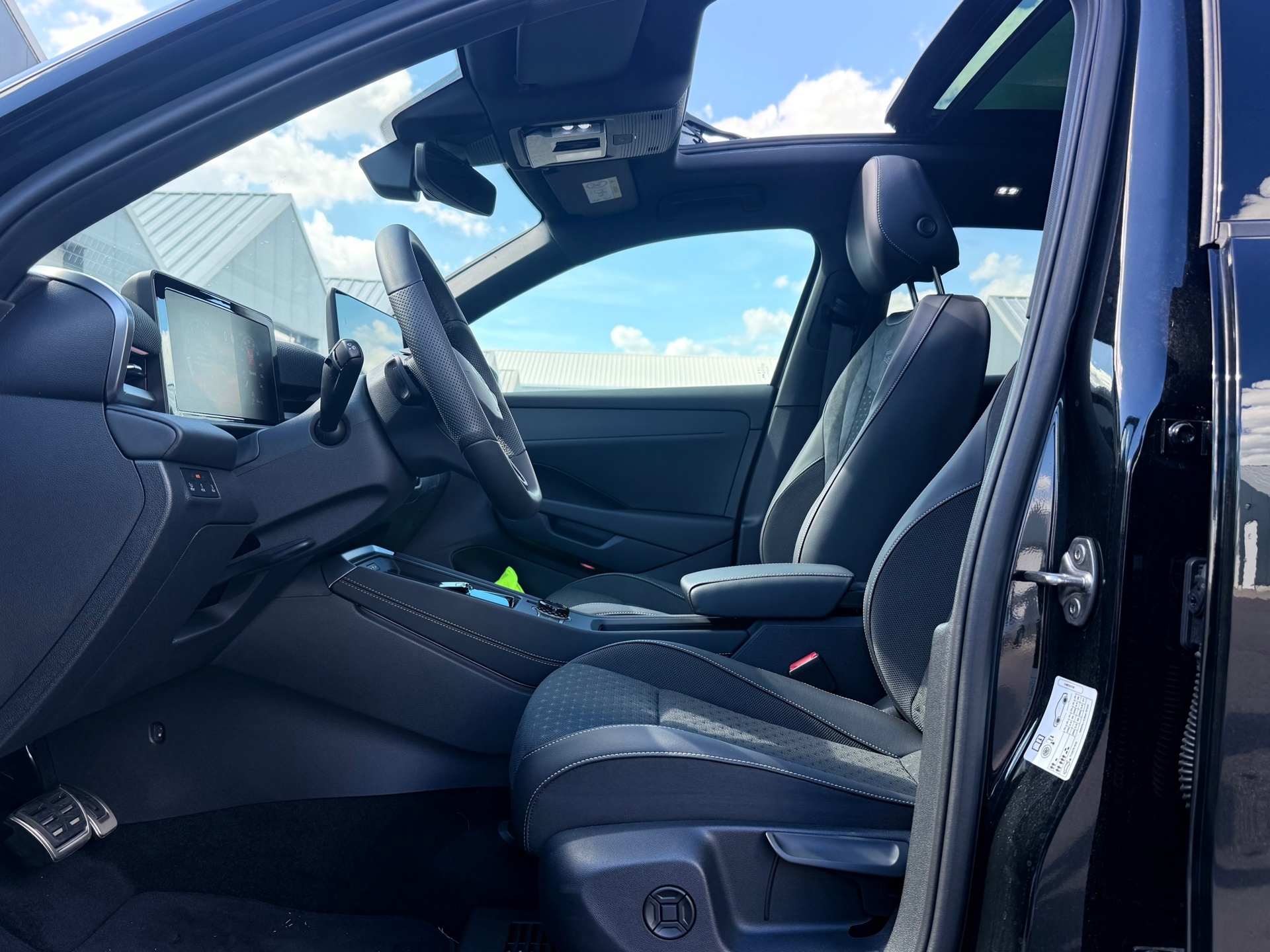 Volkswagen T-Roc 1.5 TSI R-Line (2026), foto 9