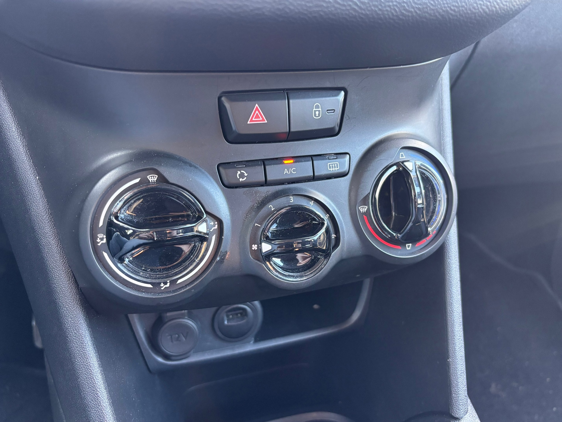 Peugeot 208 1.2 PureTech Signature (2019), foto 19