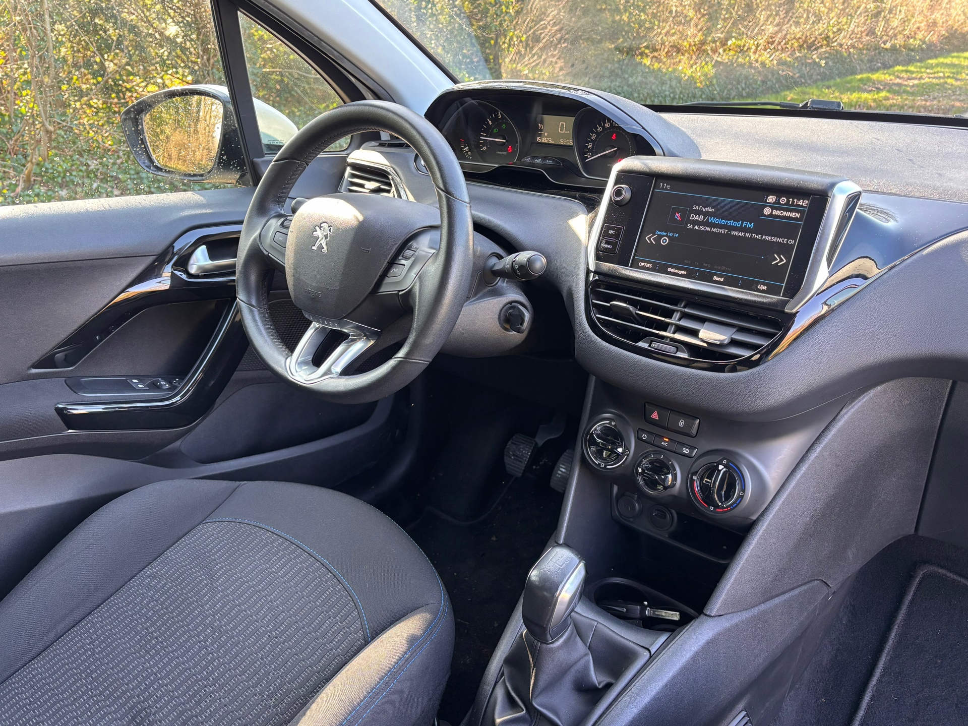 Peugeot 208 1.2 PureTech Signature (2019), foto 3