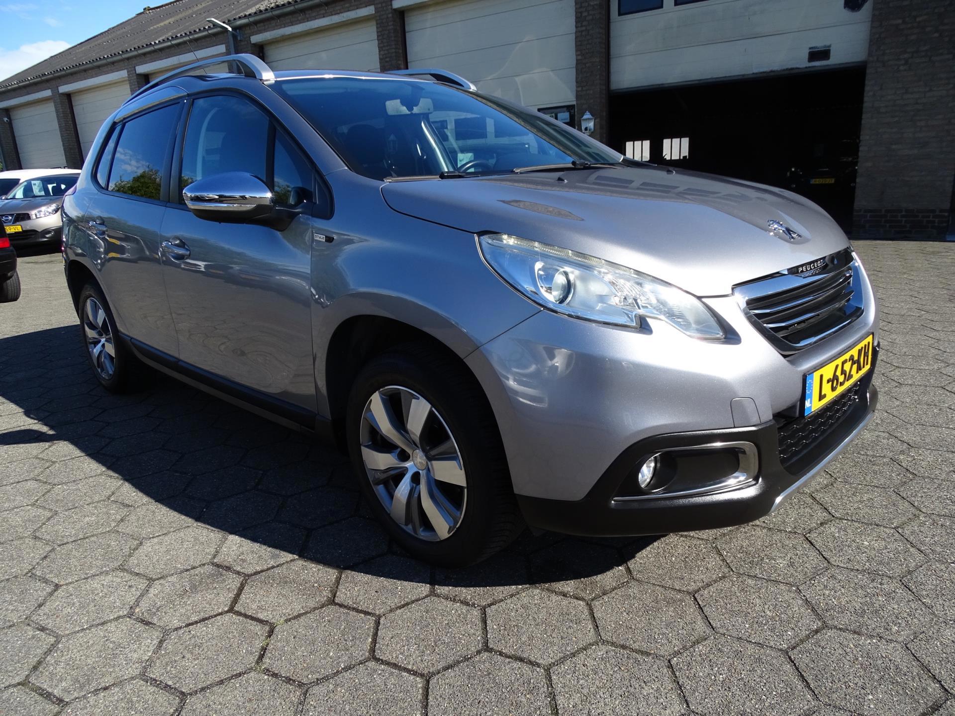 Peugeot 2008 1.2 PureTech Allure (2016), foto 2