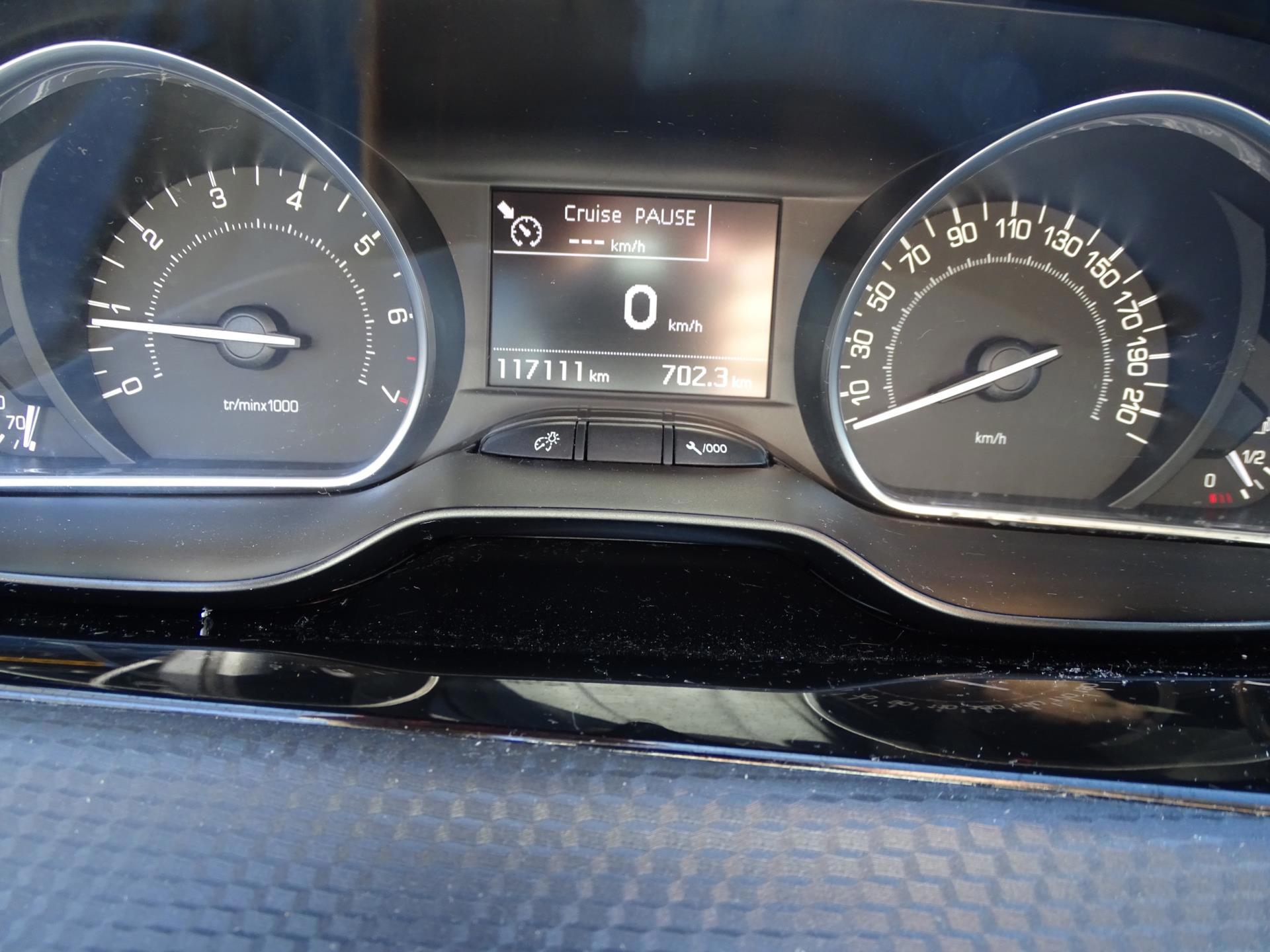 Peugeot 2008 1.2 PureTech Allure (2016), foto 12