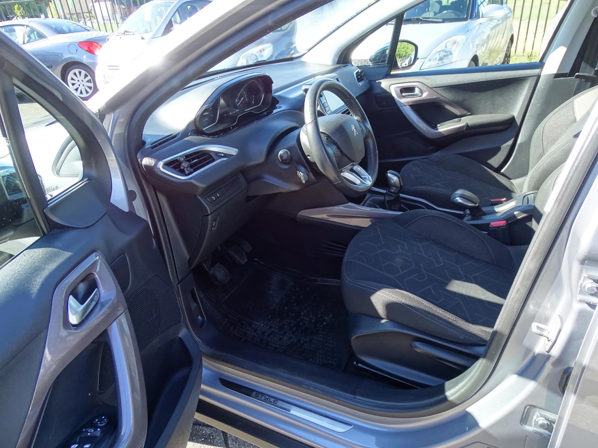 Peugeot 2008 1.2 PureTech Allure (2016), foto 7