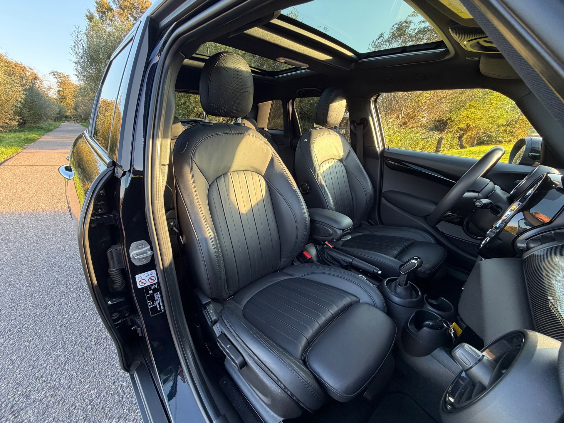 Mini 5-Deurs 1.5 Cooper 60 Years Edition (2020), foto 2