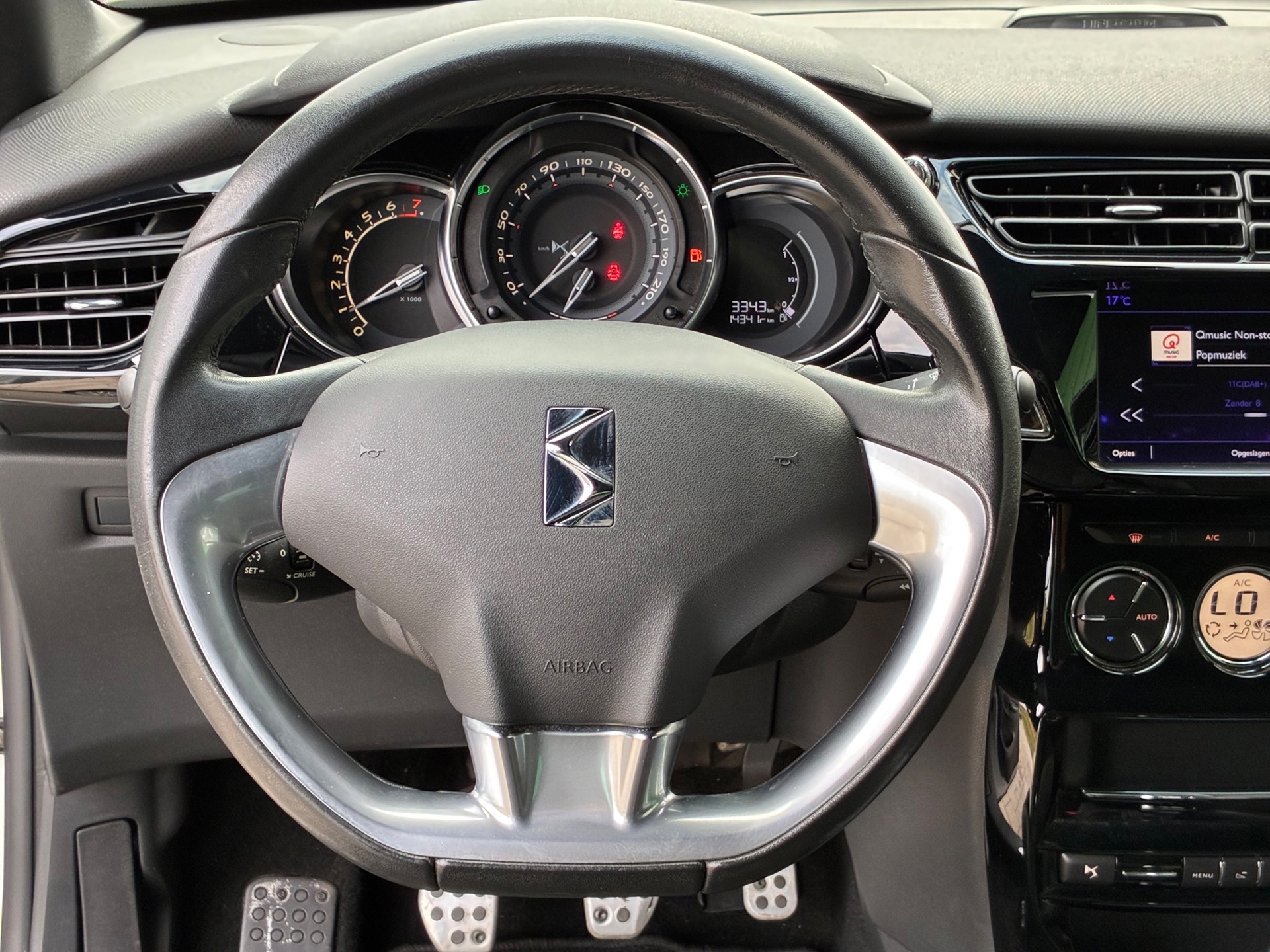 DS 3 1.2 PureTech So Chic (2016), foto 2