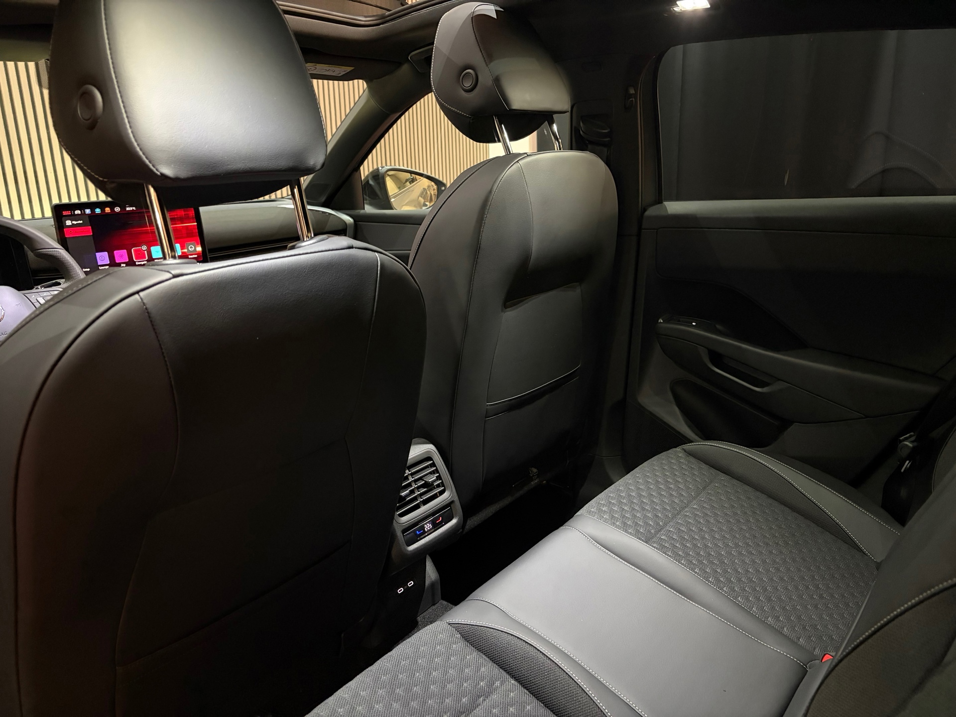 Volkswagen T-Roc 1.5 eTsi Limited Edition DSG R-Line Blackstyle (2026), foto 21