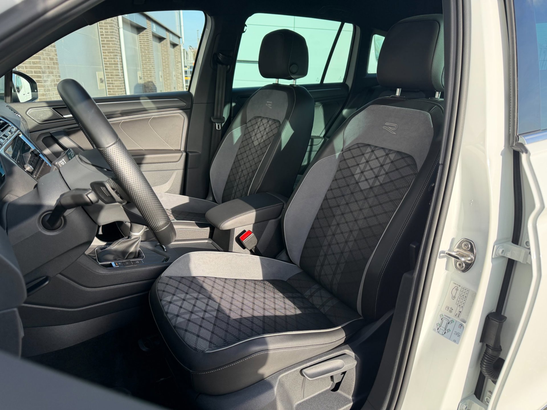 Volkswagen Tiguan 1.4 TSI eHybrid R-Line Business (2022), foto 24